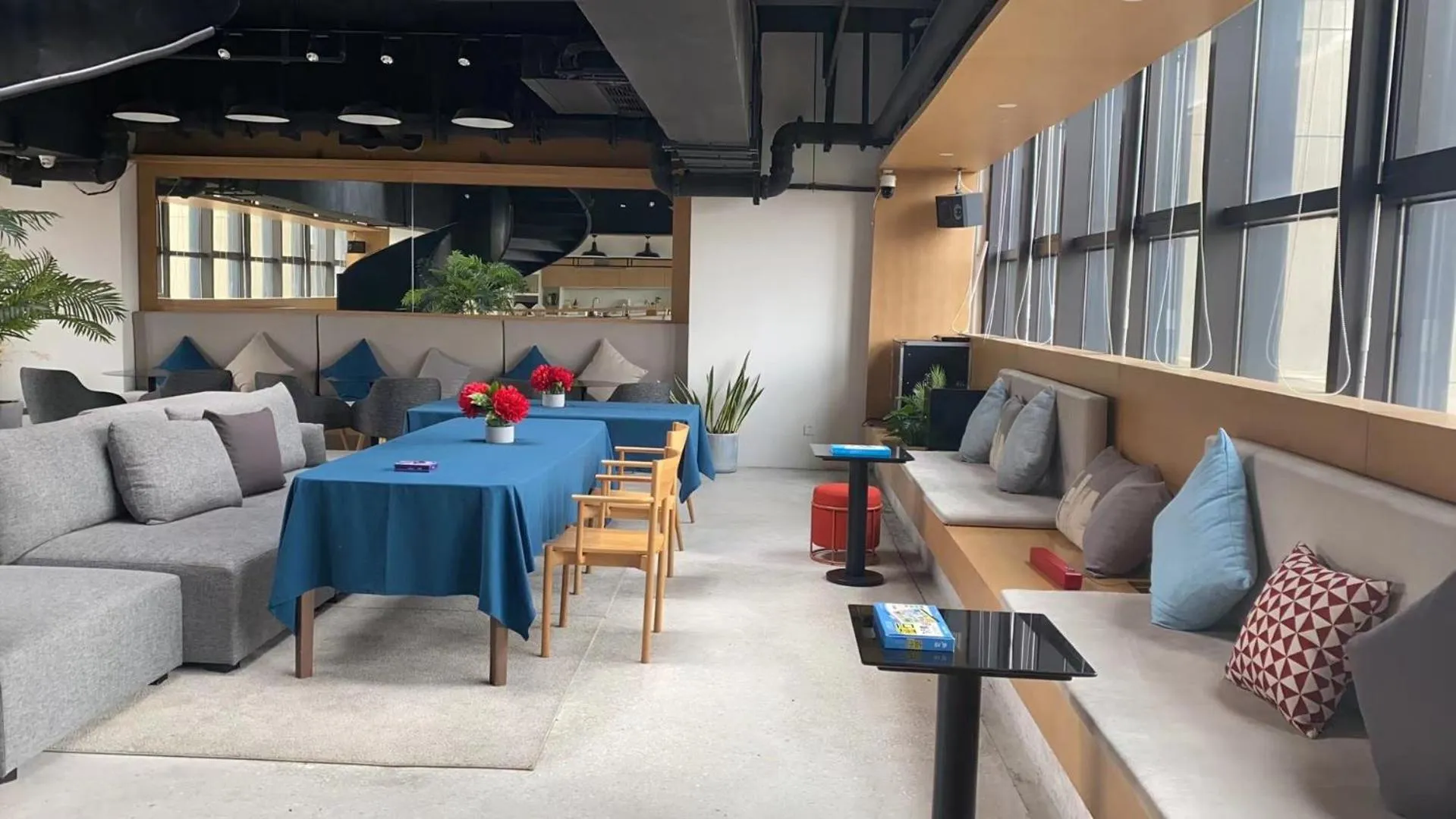 Seating area in base-PUSAN Serviced Apartment - In room Washing Machine with Dryer function & Kitchen & Free 24hrs Coffee & Close to Shanghai New International Expo Centre, Lujiazui & Subway nearby & English speaking & High speed free WiFi