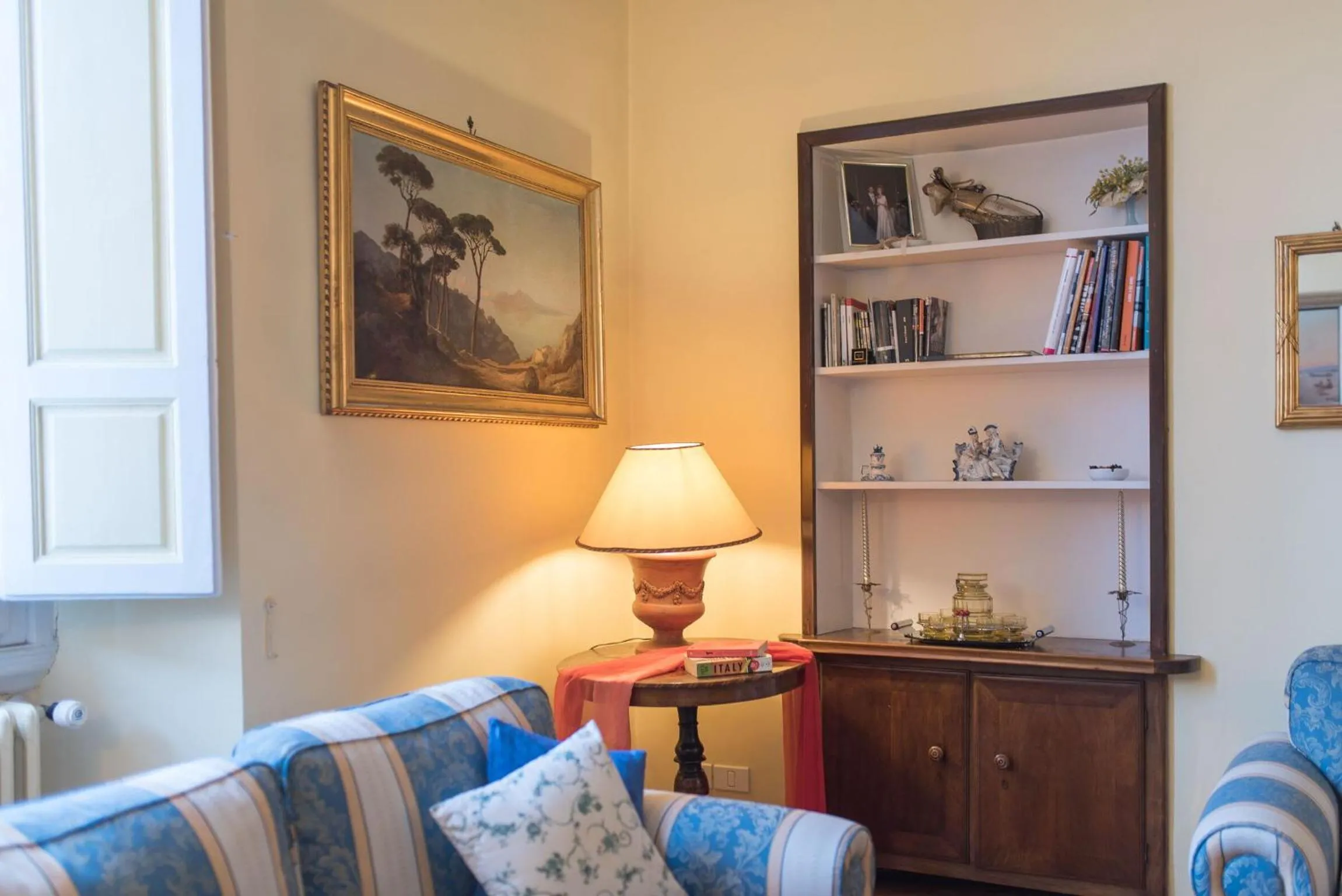 Library in Italian Experience-Duomo Suite