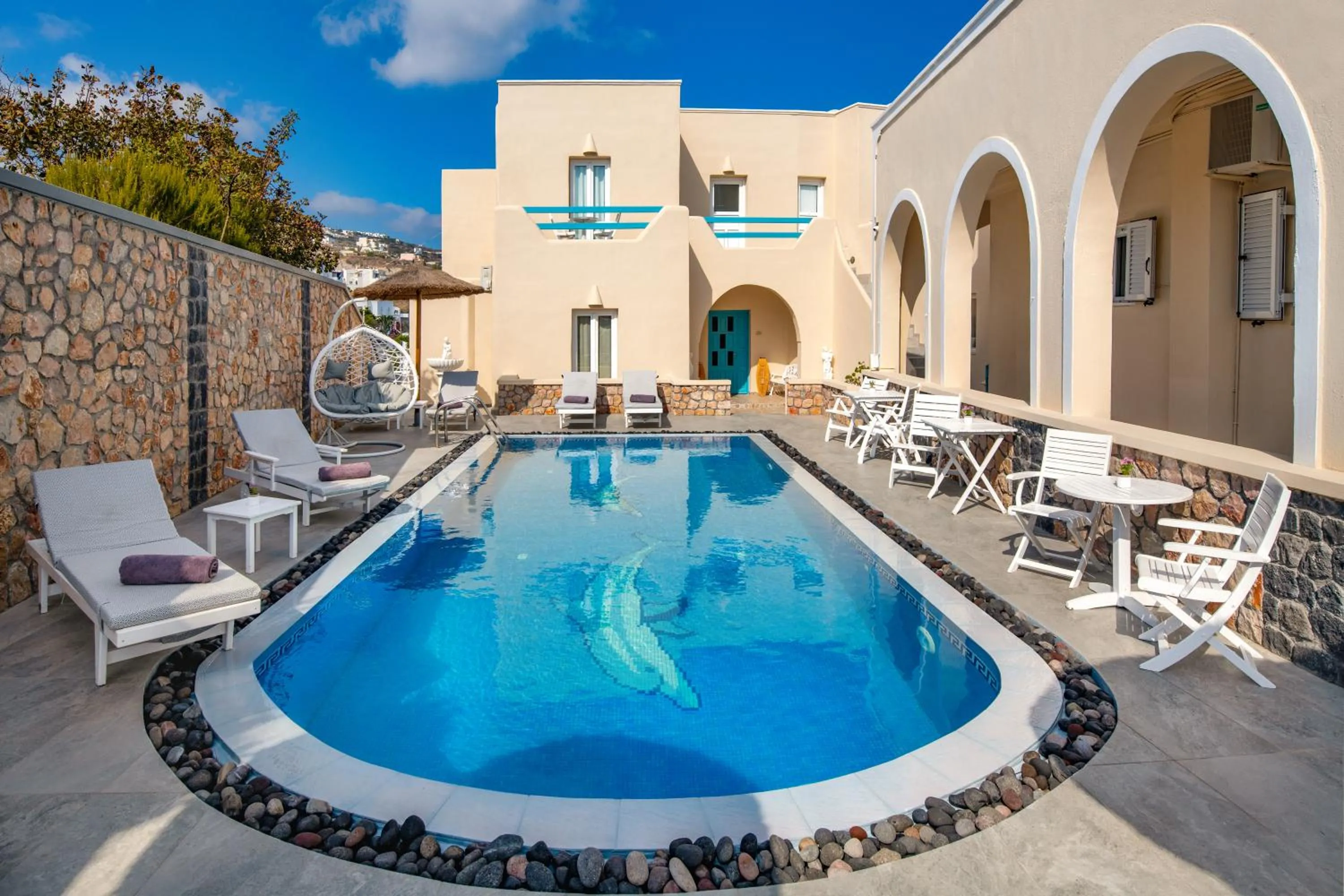 Swimming pool in Alizea Villas & Suites
