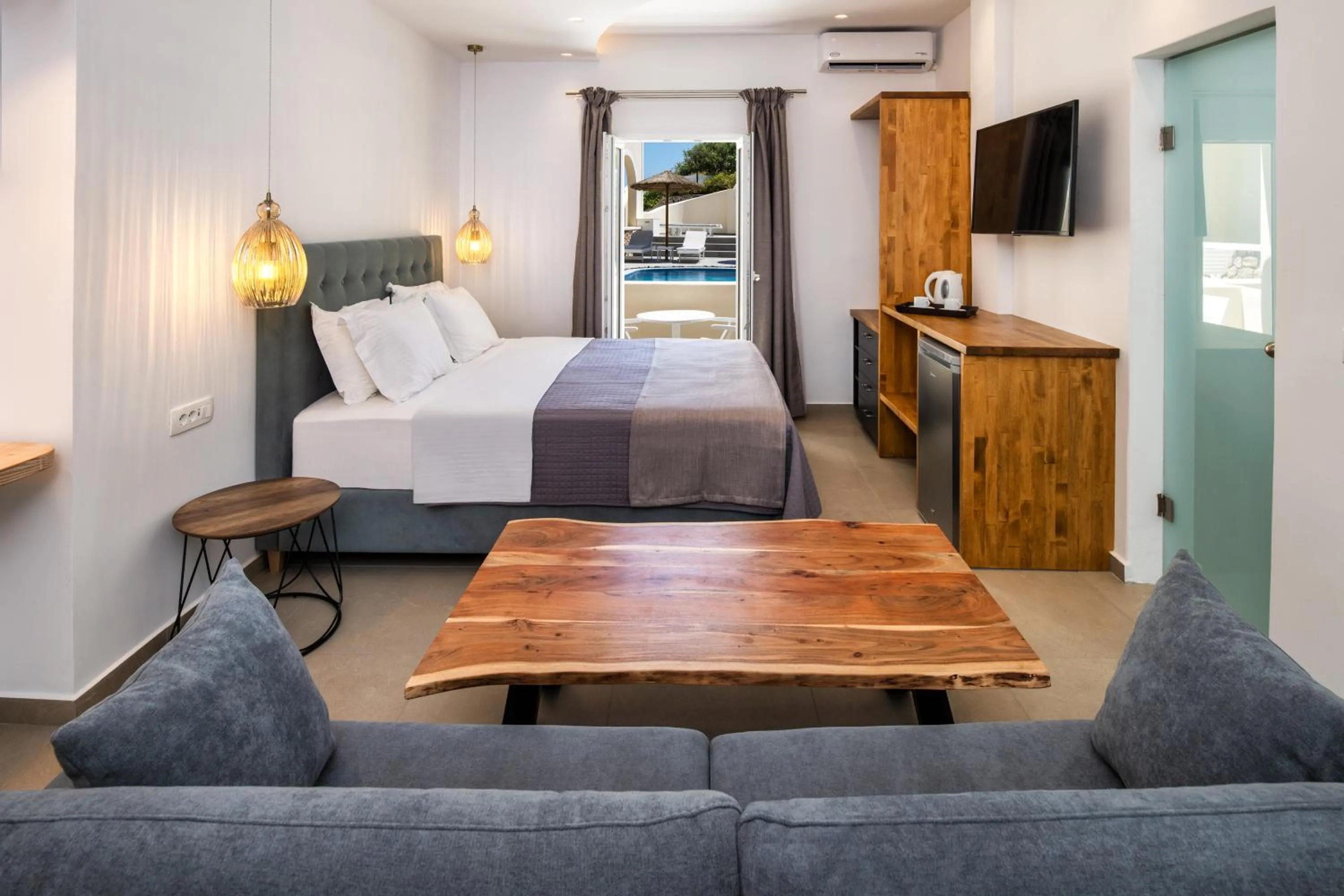 Photo of the whole room, Bed in Alizea Villas & Suites