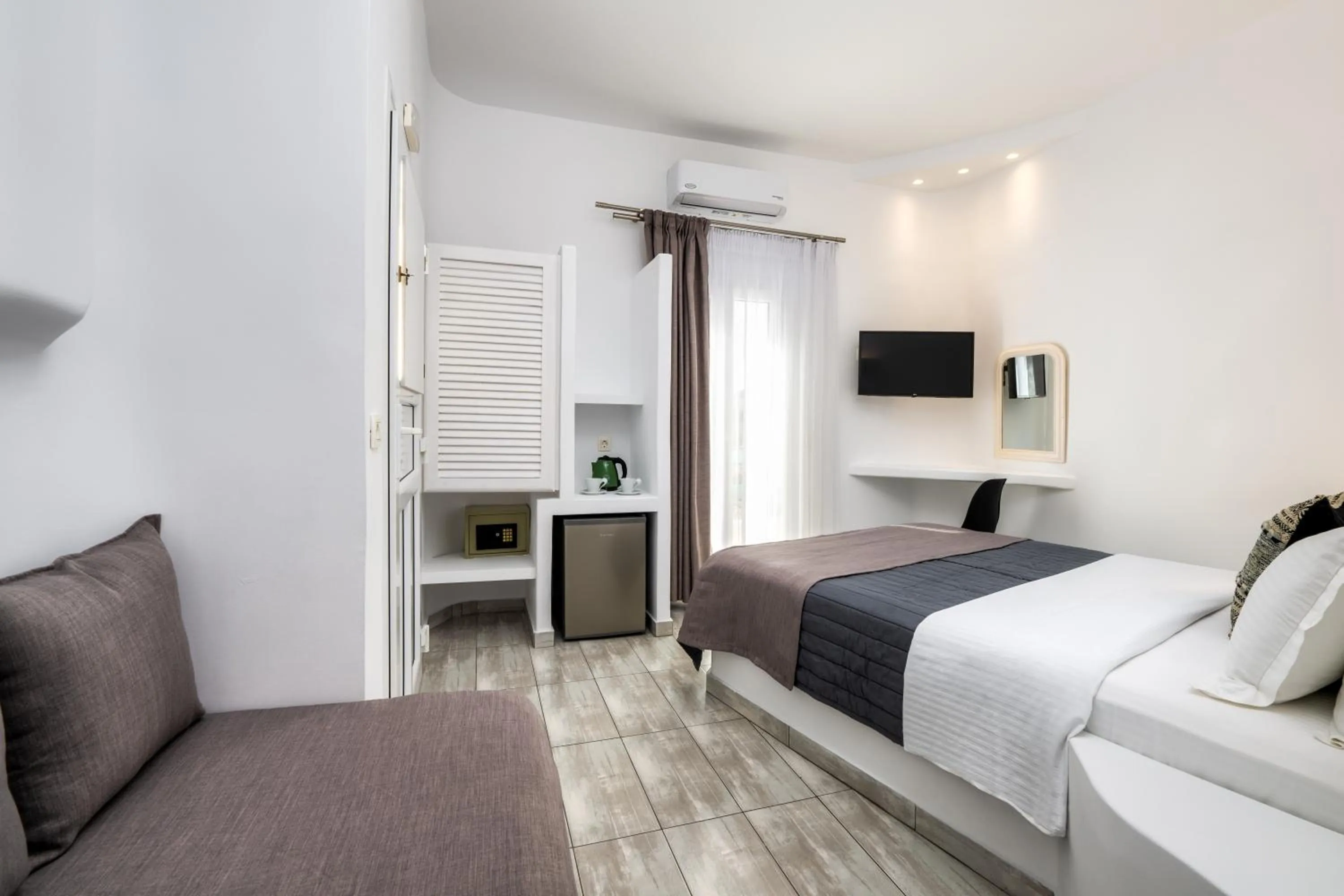 Photo of the whole room, Bed in Alizea Villas & Suites