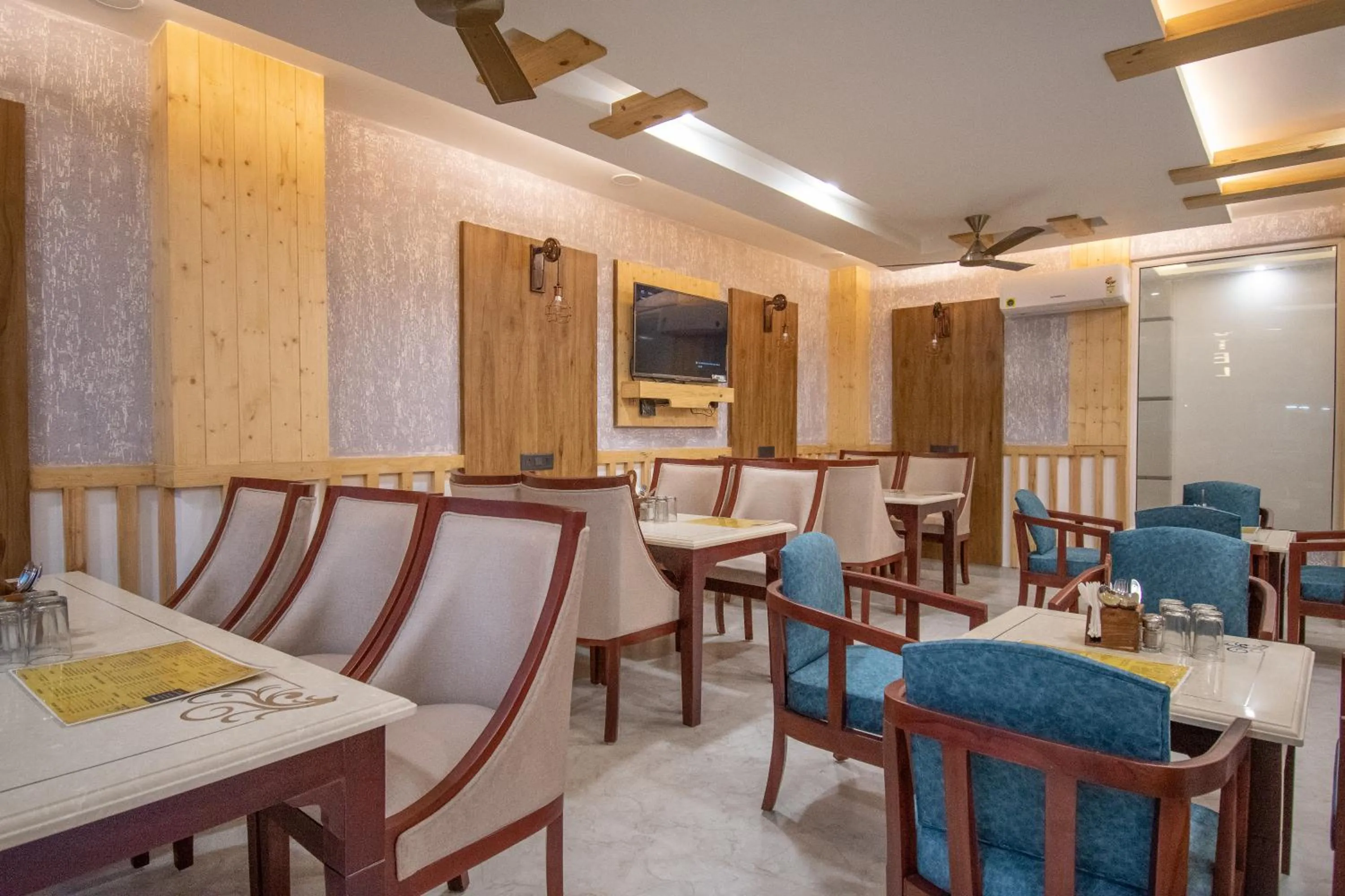 Restaurant/places to eat in Holy Shivana Boutique Hotel Rishikesh