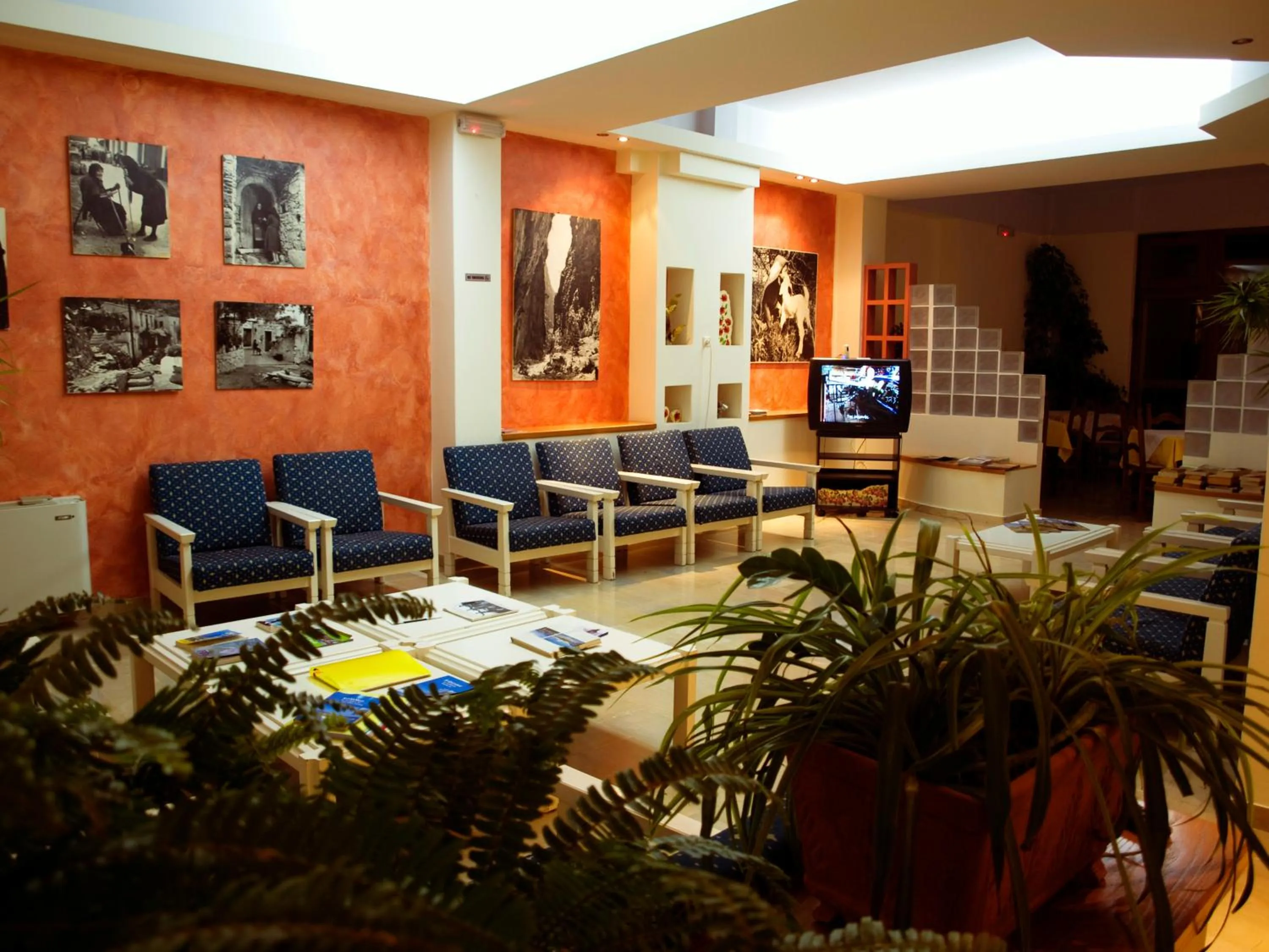 Communal lounge/ TV room in Kissamos Hotel