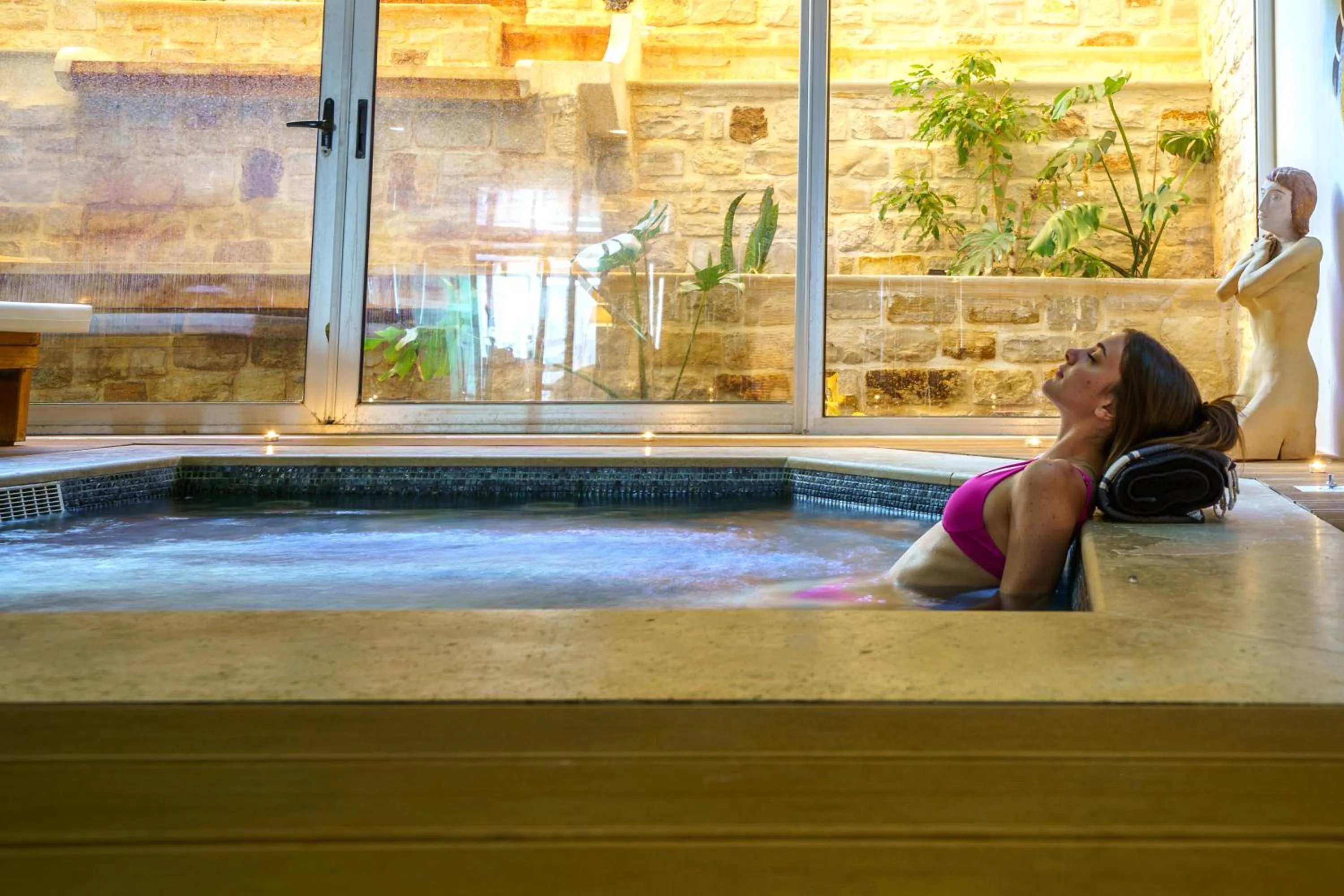 Hot Tub in Macaris Suites & Spa