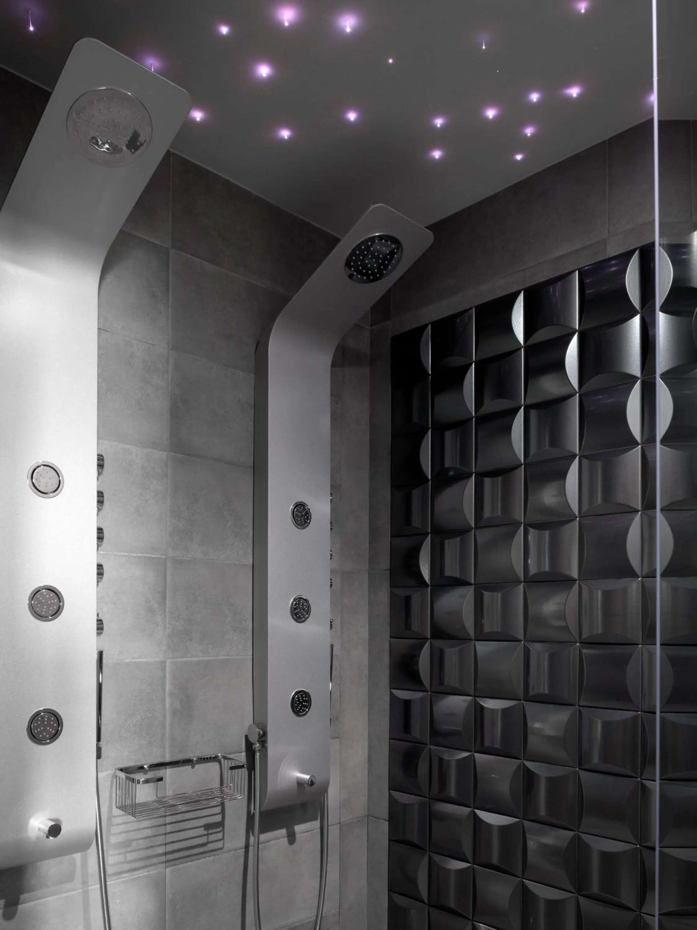 Shower in Macaris Suites & Spa