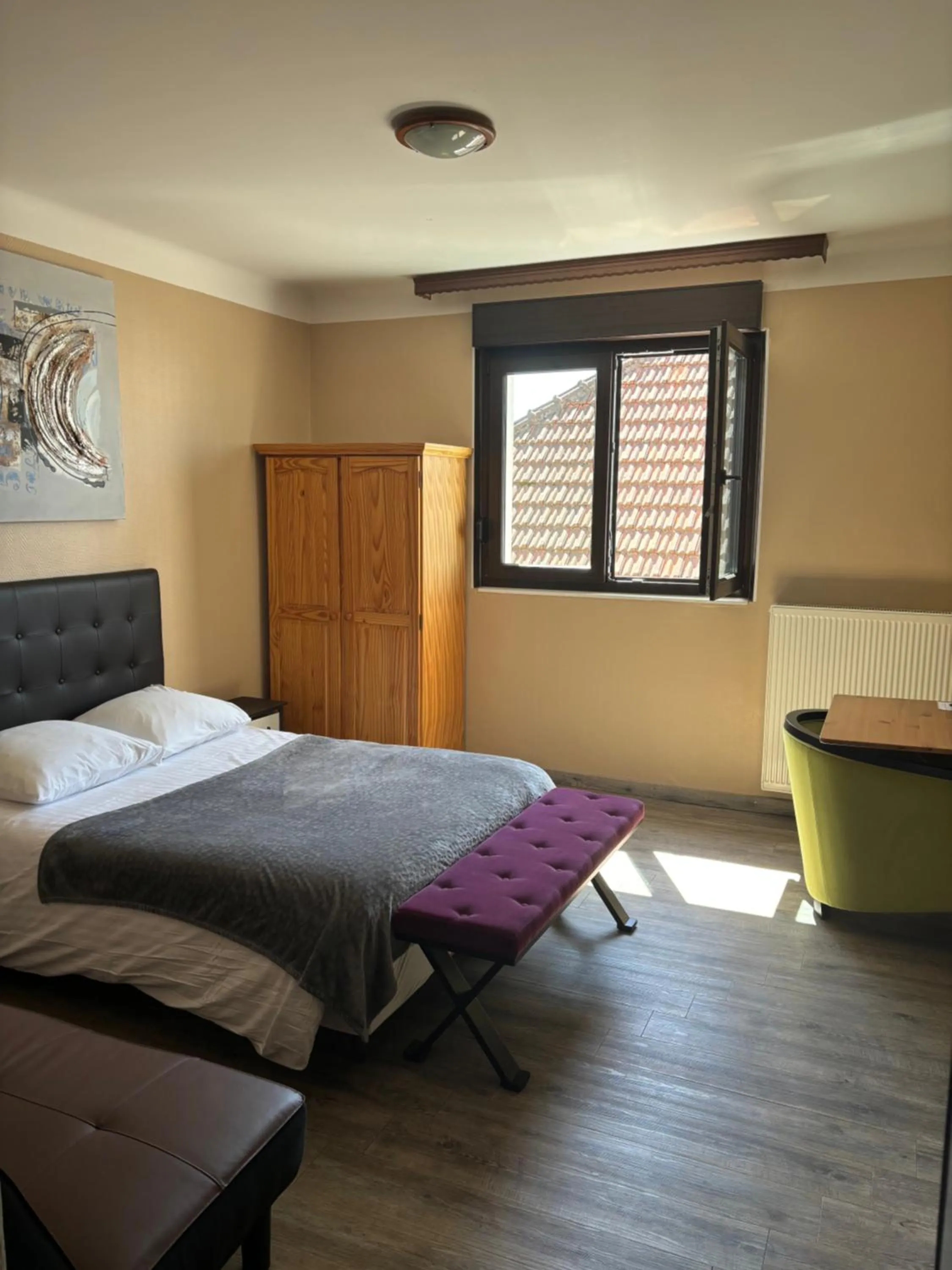 Photo of the whole room, Bed in hôtel restaurant le S'Y