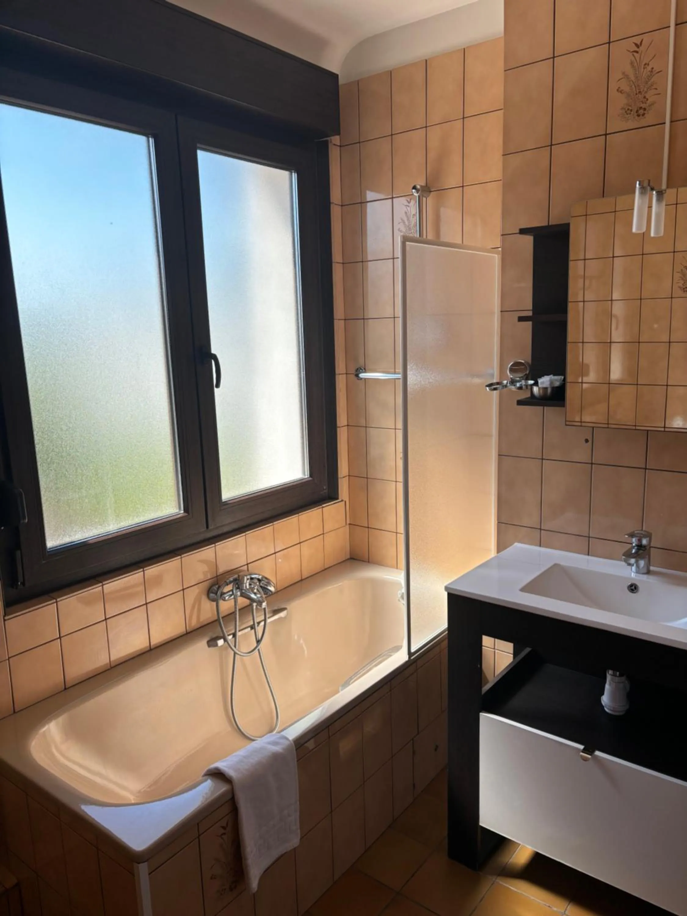 Bathroom in hôtel restaurant le S'Y