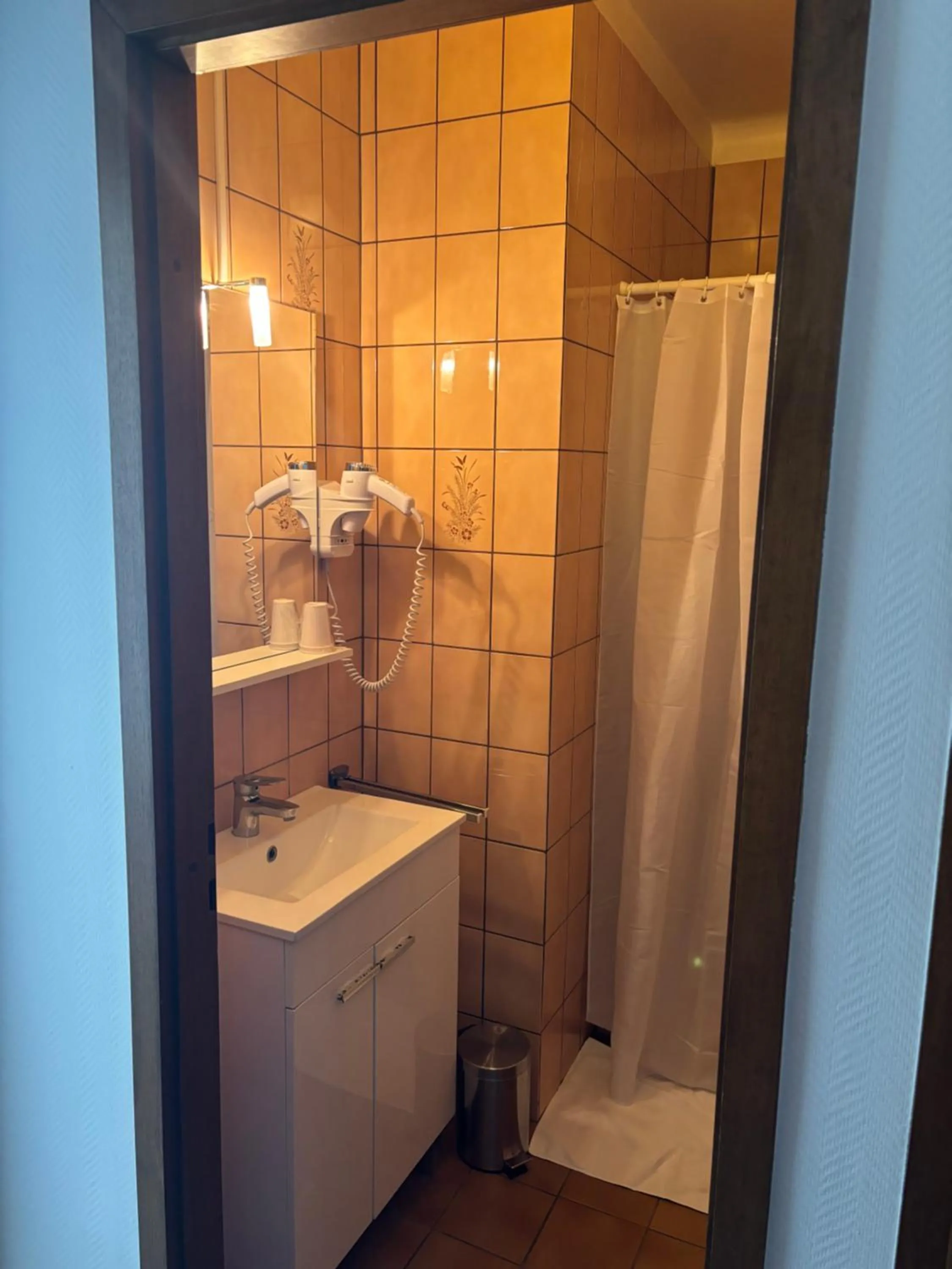 Bathroom in hôtel restaurant le S'Y