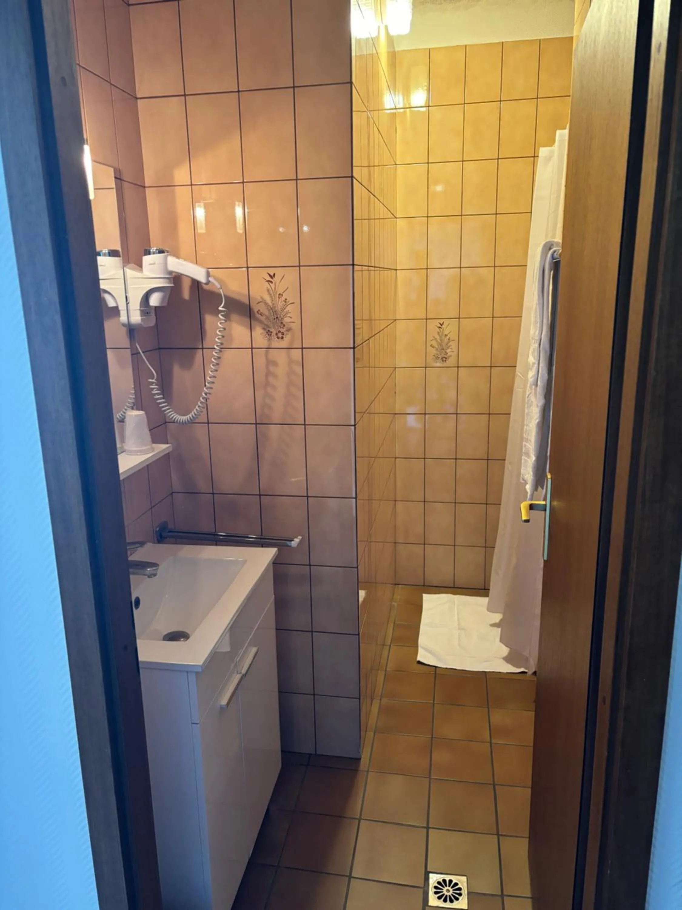 Bathroom in hôtel restaurant le S'Y