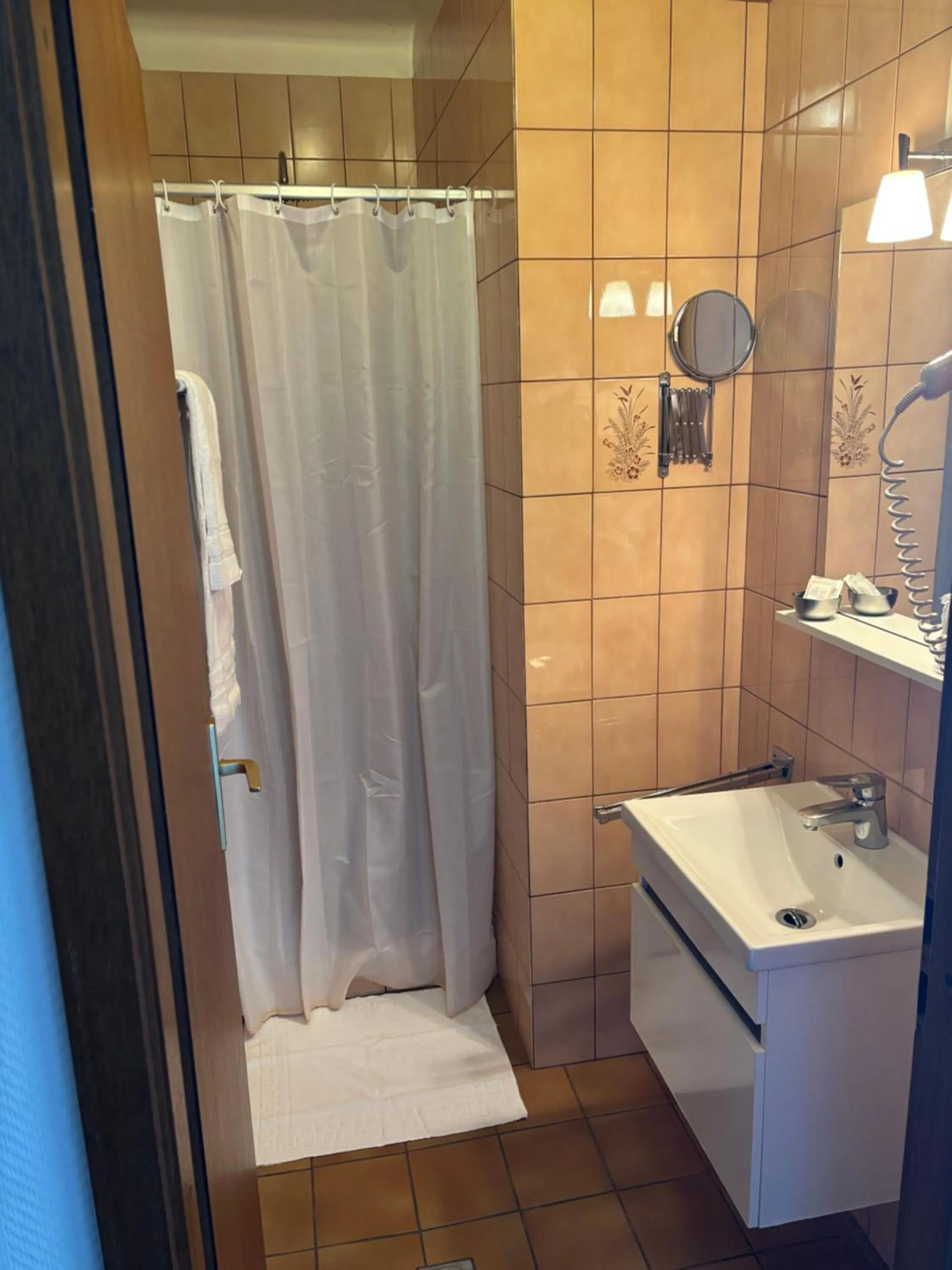 Bathroom in hôtel restaurant le S'Y