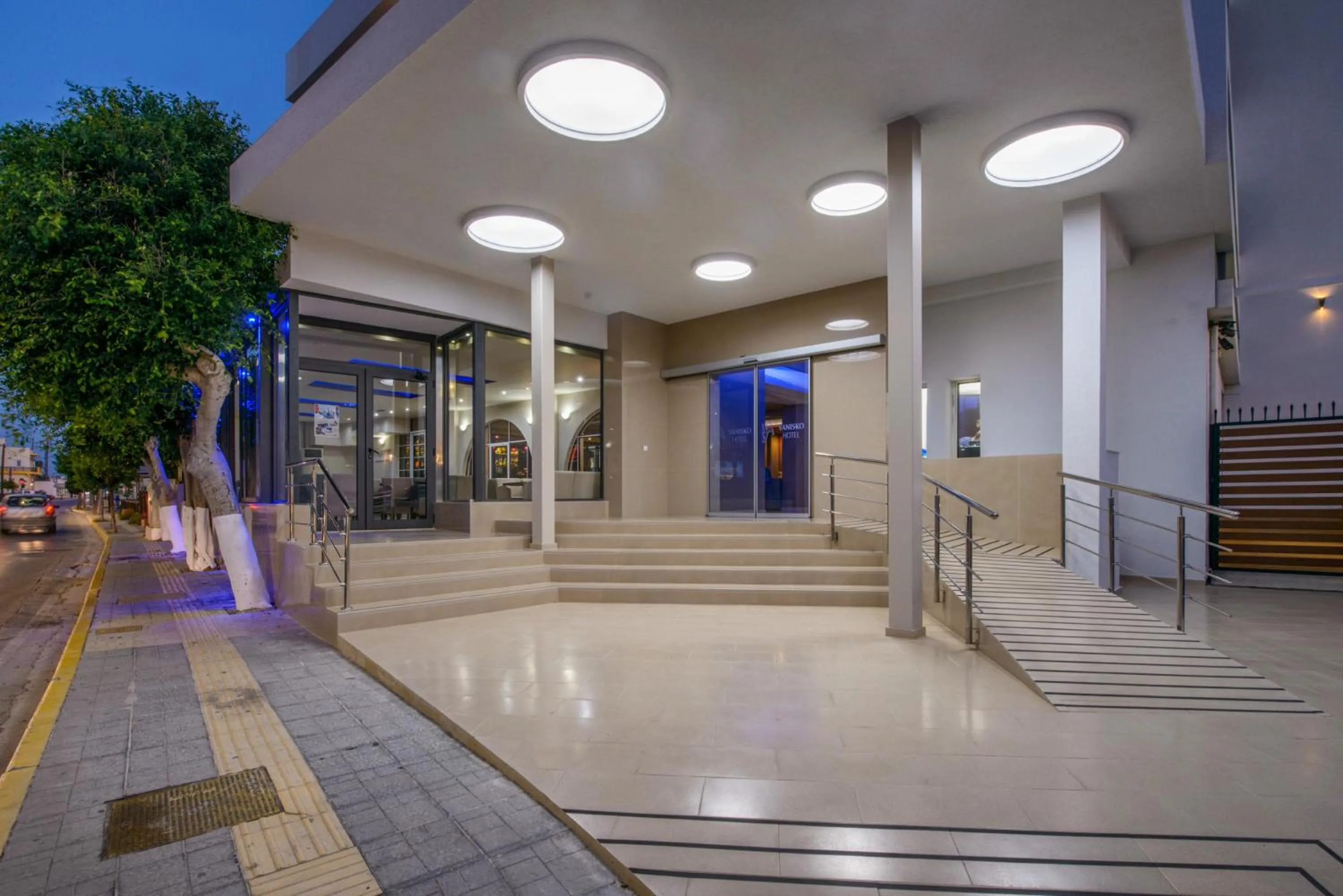 Facade/entrance in Vanisko Hotel