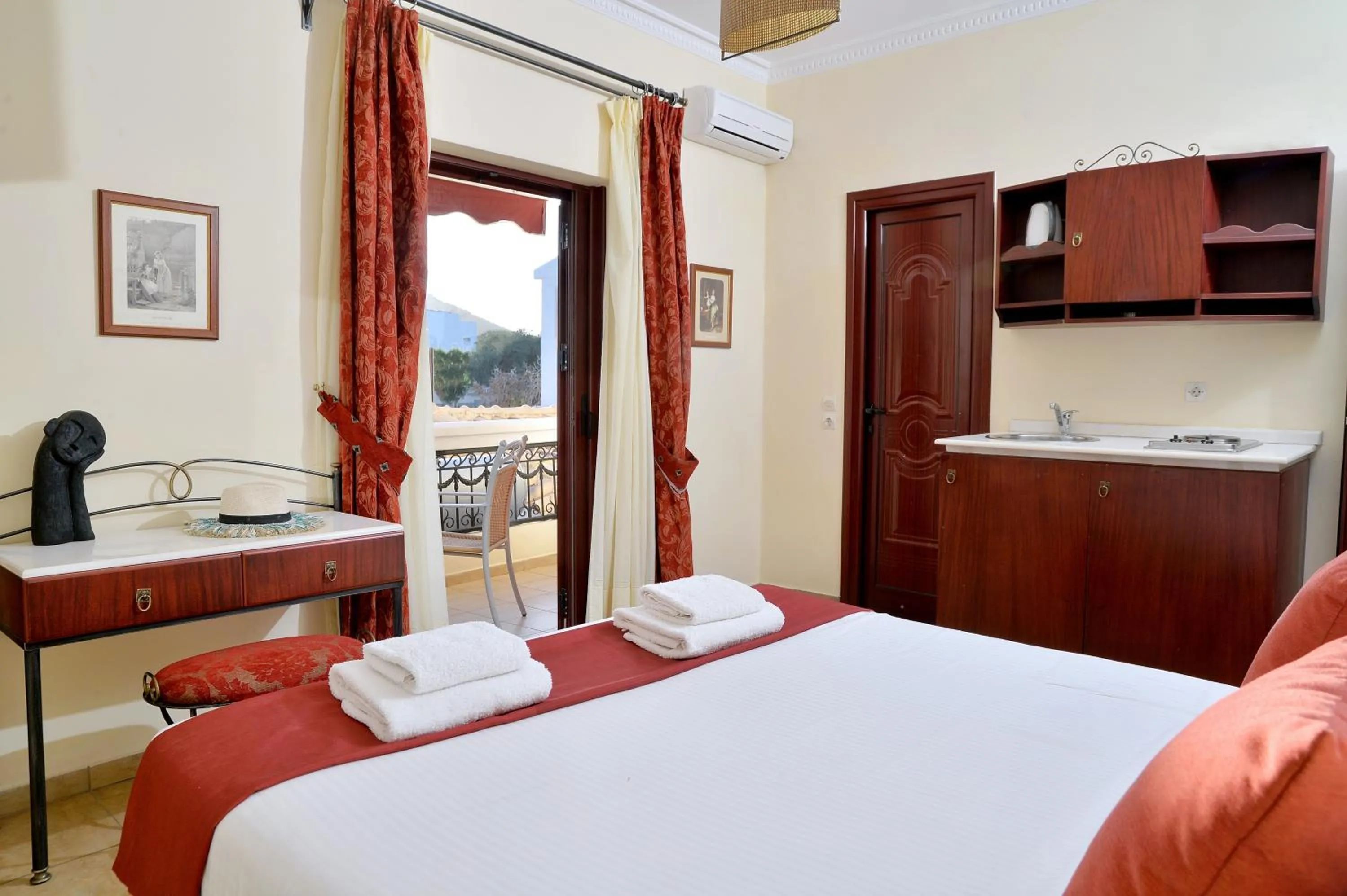 Kitchen or kitchenette, Bed in Agistri Hotel