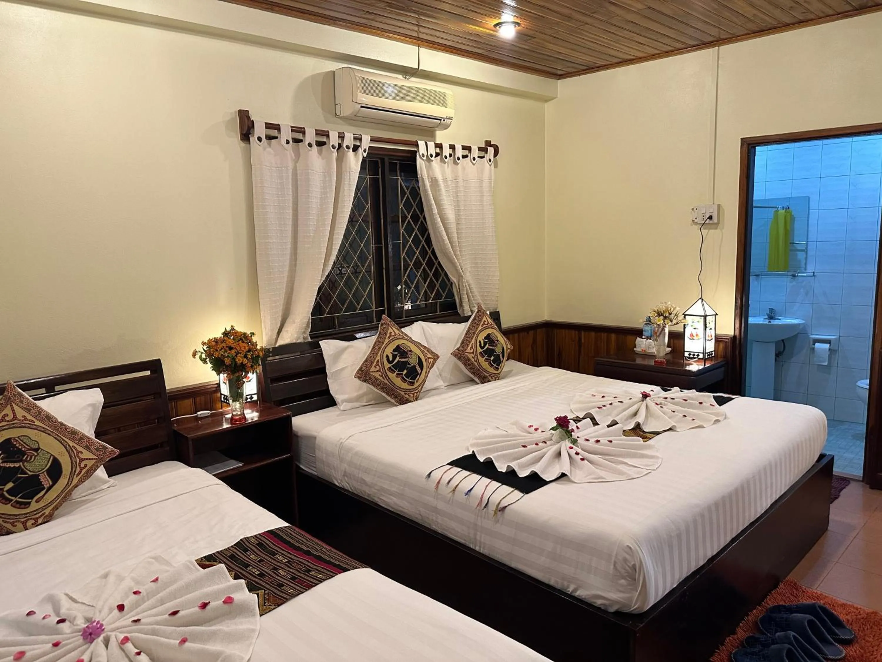 Bed in Villa Alounsavath Mekong Riverside