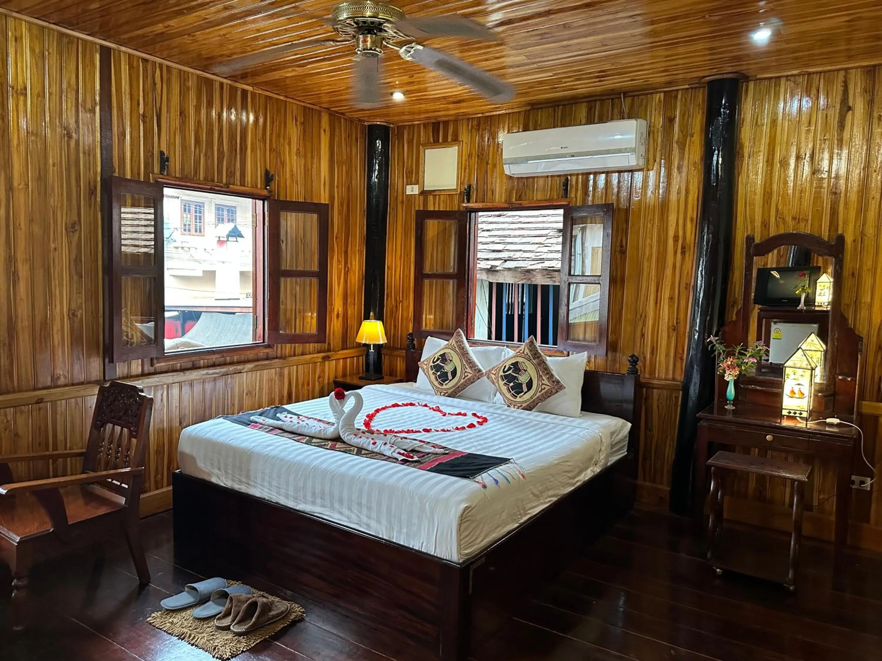 Bed in Villa Alounsavath Mekong Riverside