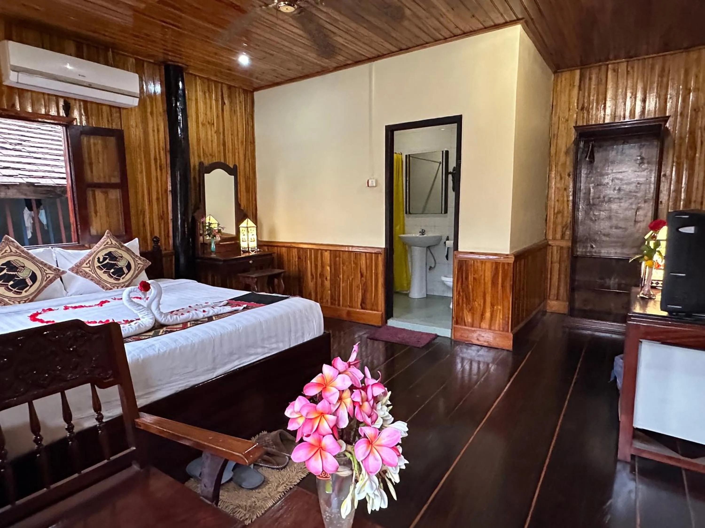 Bed in Villa Alounsavath Mekong Riverside