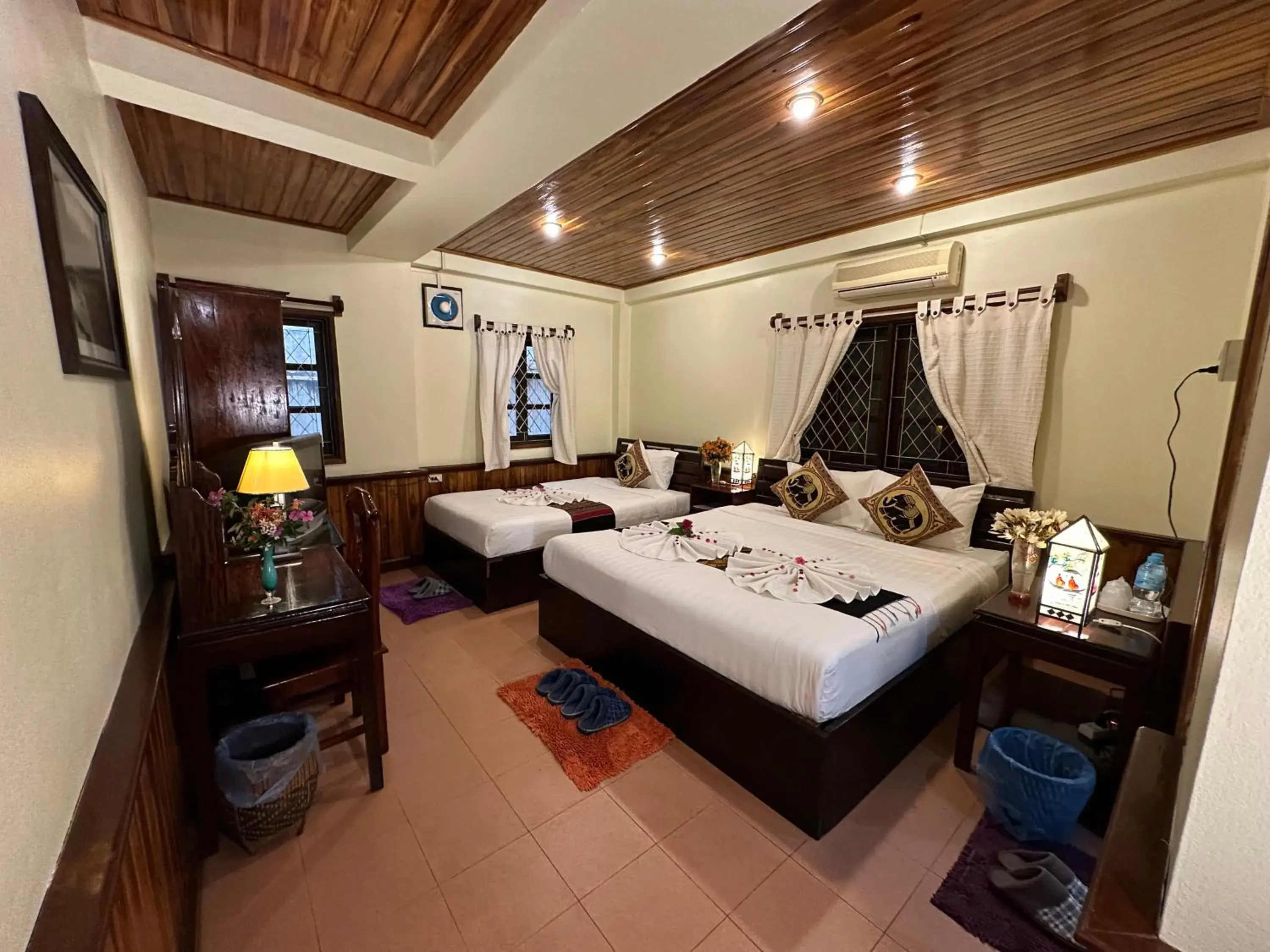 Luxury Triple Room in Villa Alounsavath Mekong Riverside Luxury Triple Room in Villa Alounsavath Mekong Riverside