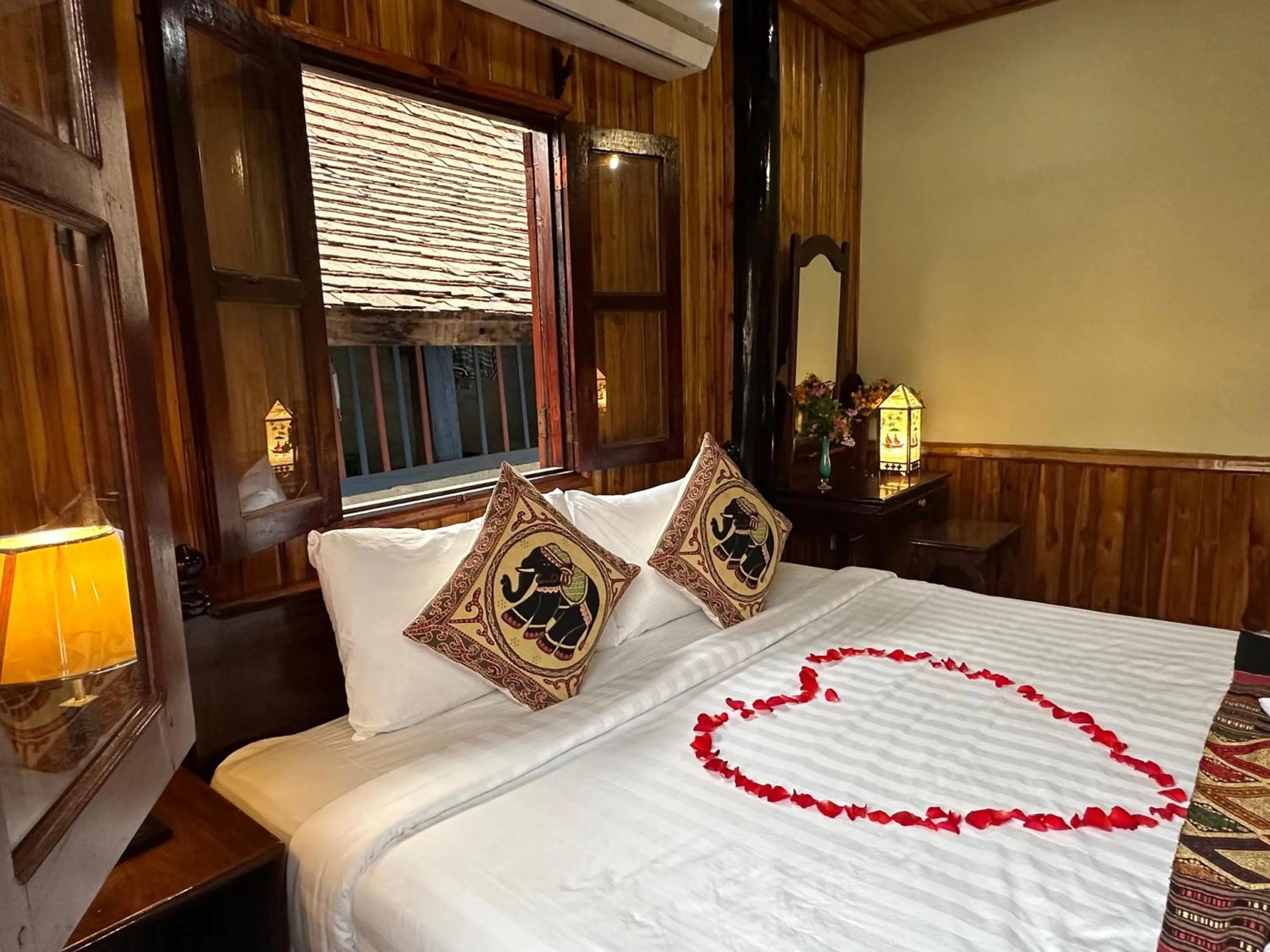 Bed in Villa Alounsavath Mekong Riverside