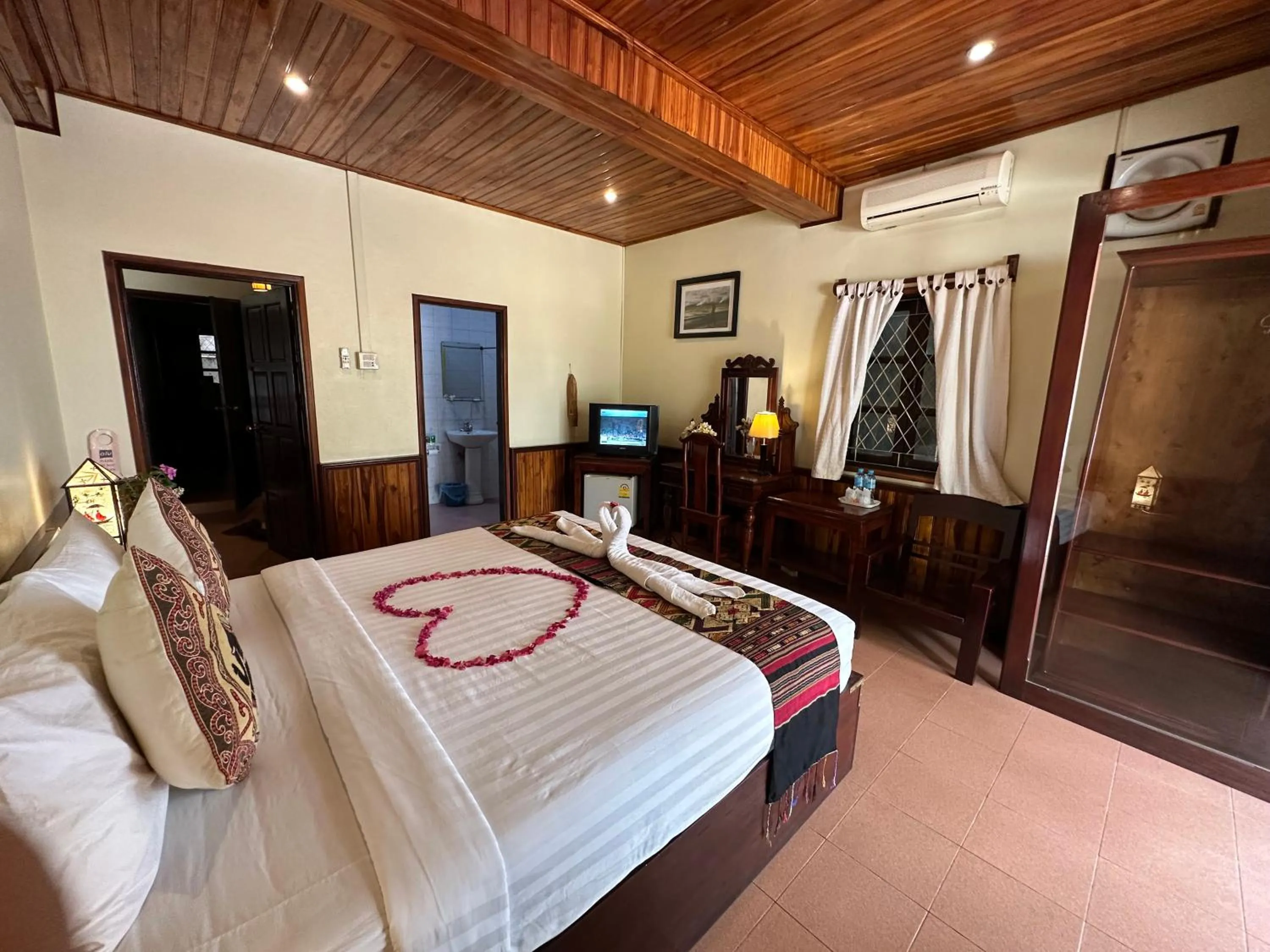 Bed in Villa Alounsavath Mekong Riverside