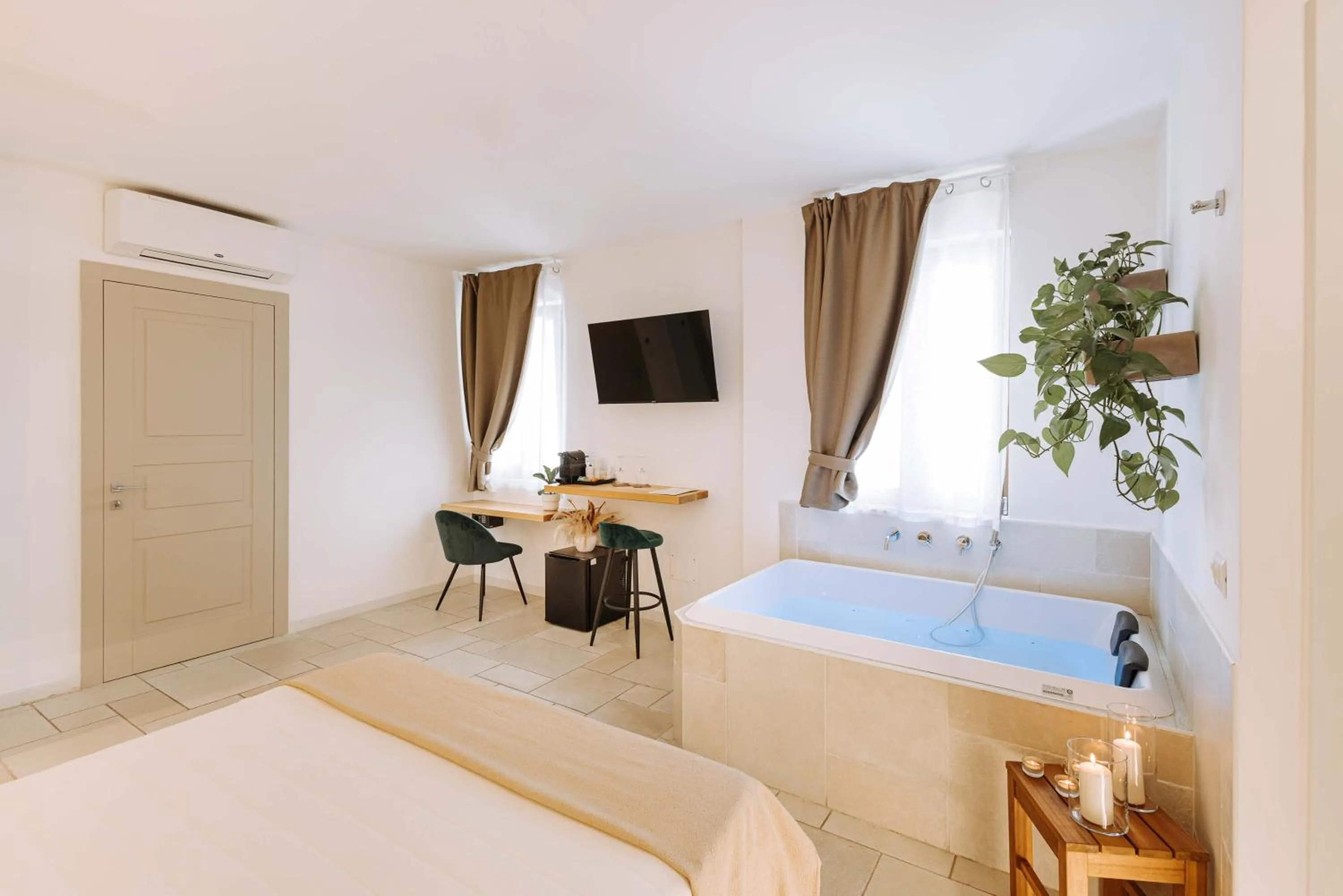 Hot Tub, Bed in Dirium - exclusive rooms