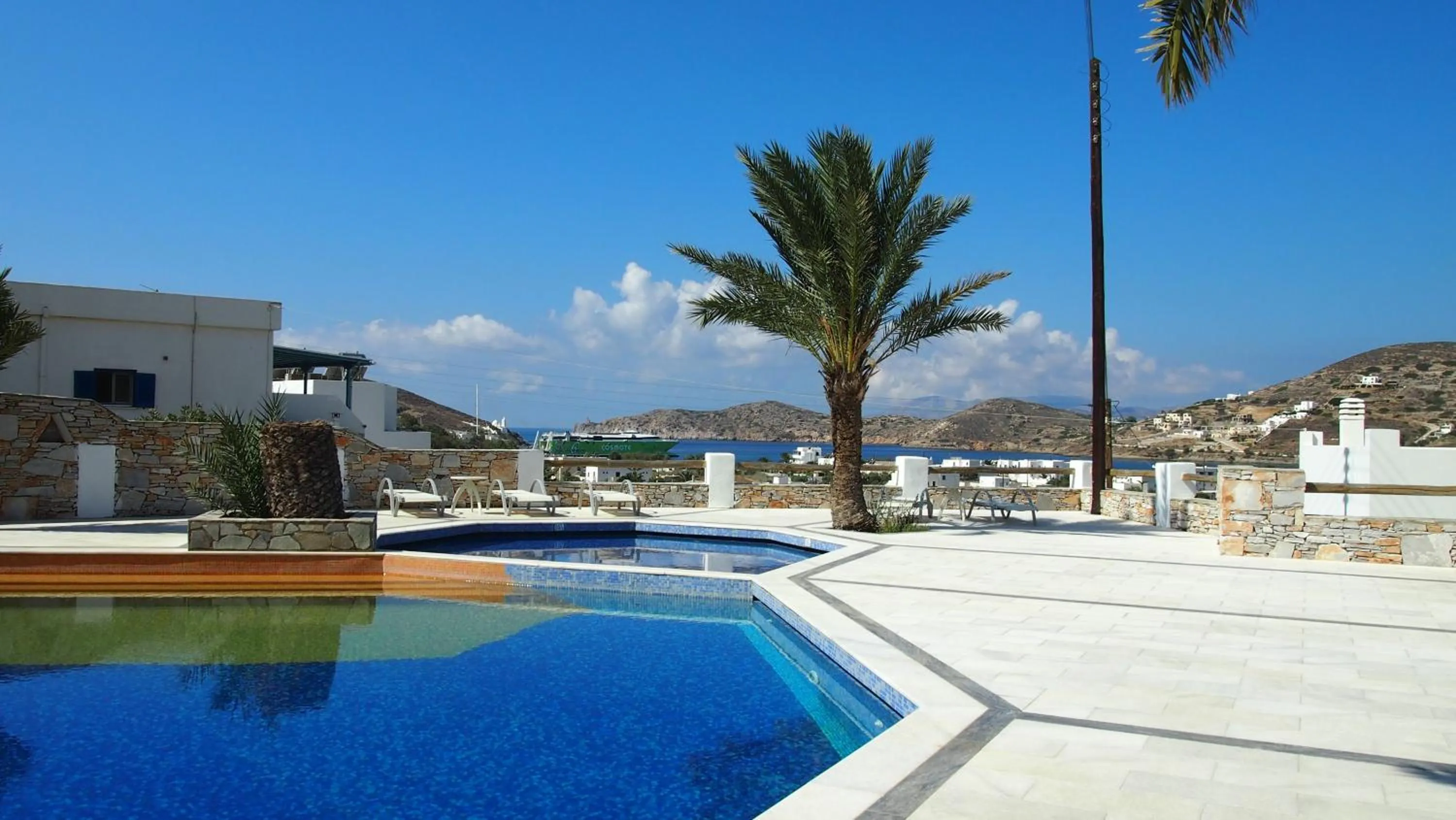 Swimming pool in Homer's Inn Hotel