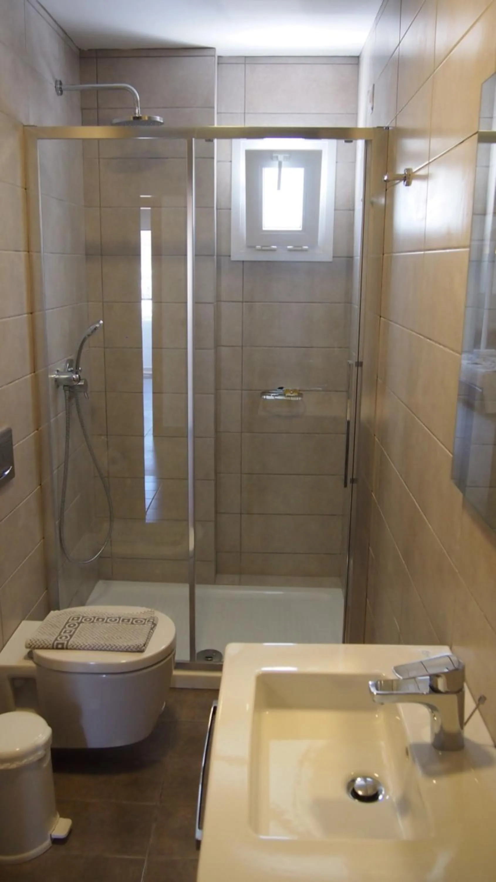 Shower in Homer's Inn Hotel