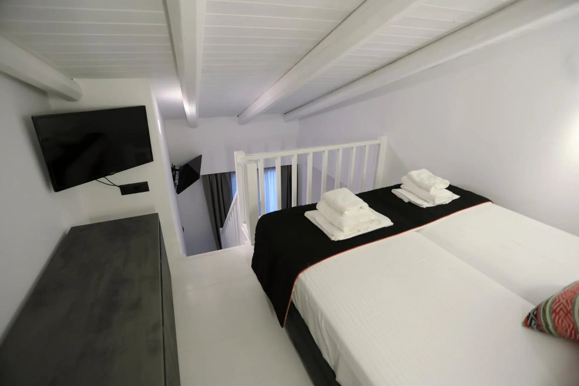 TV and multimedia, Bed in Yianna Hotel