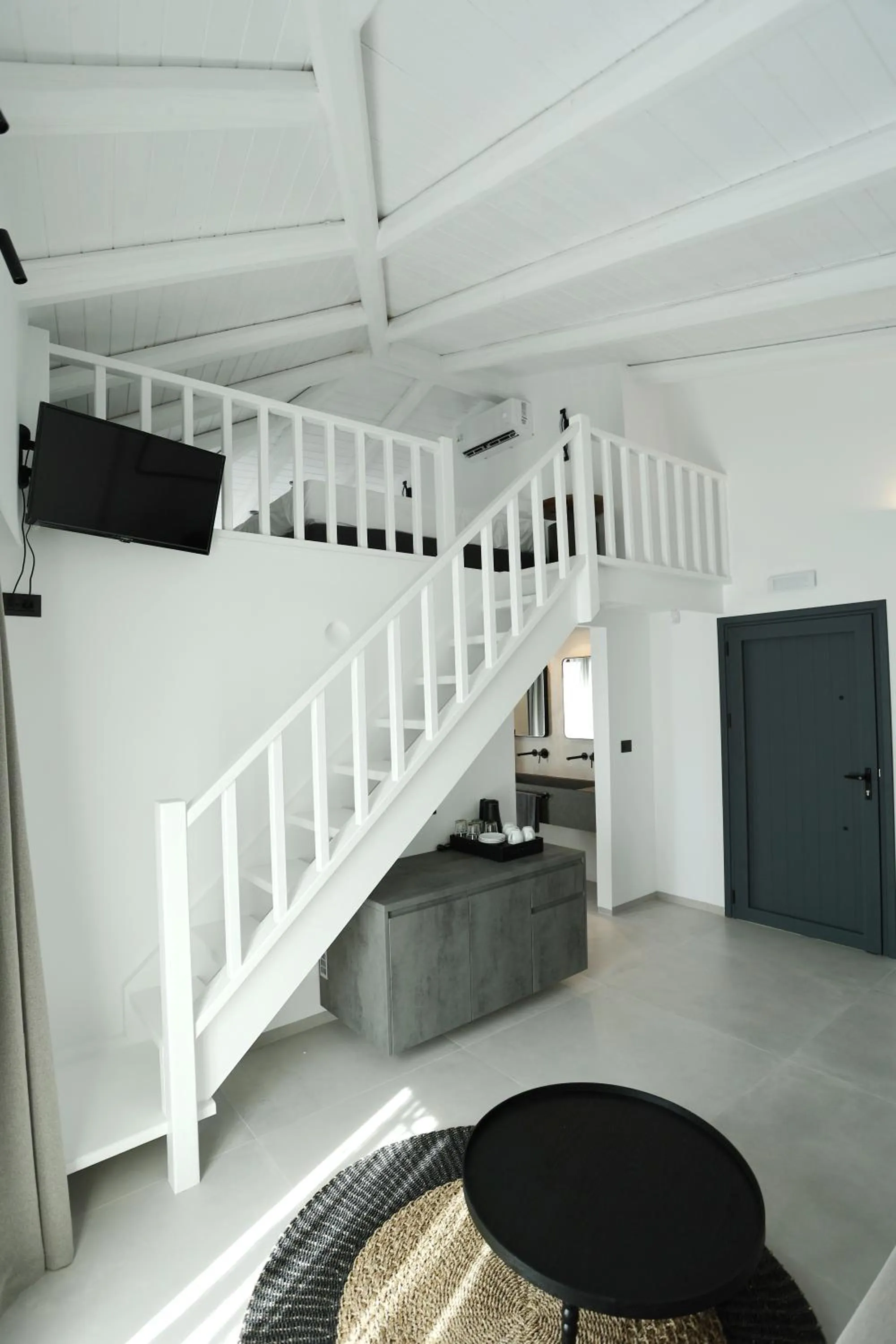 TV and multimedia in Yianna Hotel