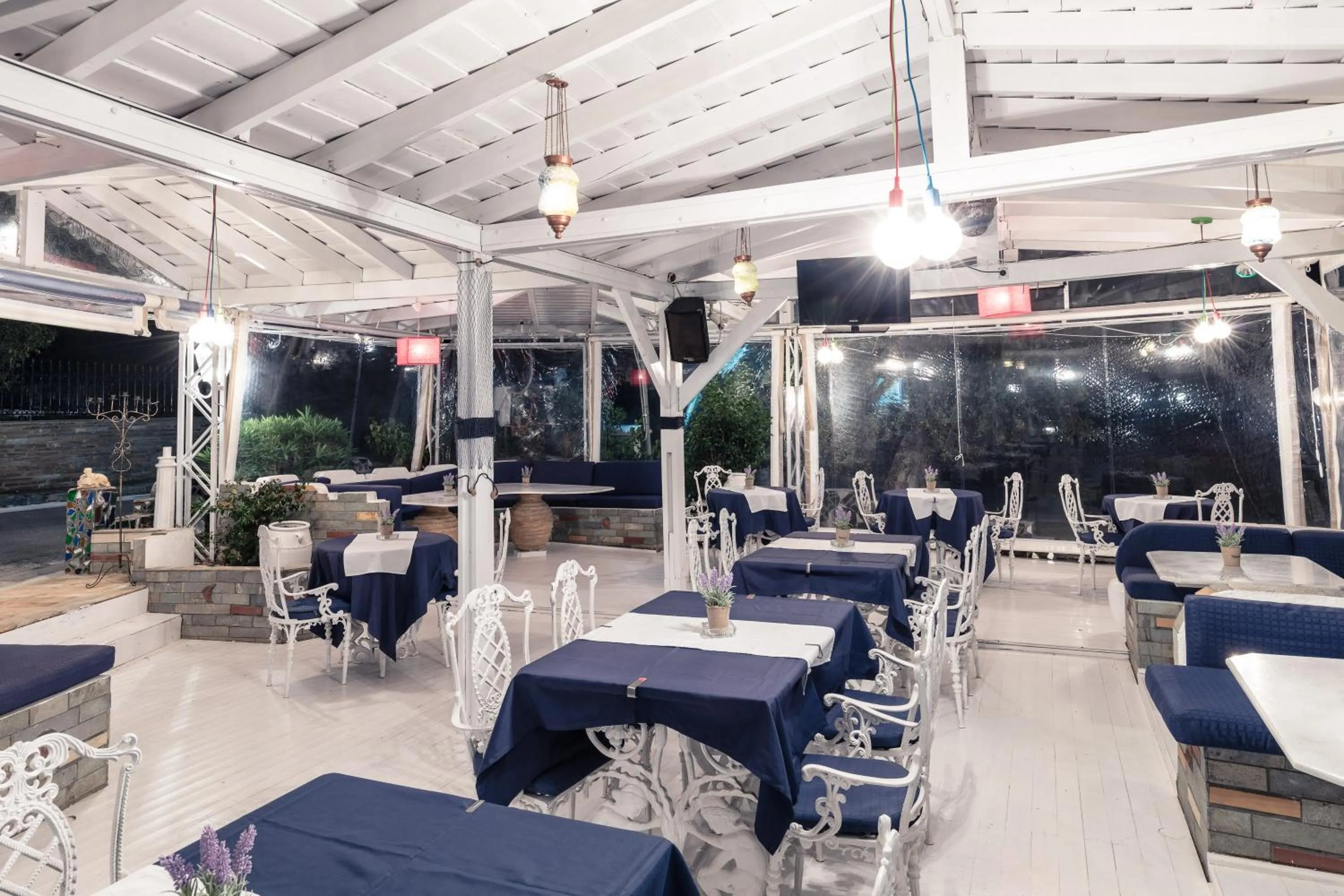 Restaurant/places to eat in Yianna Hotel