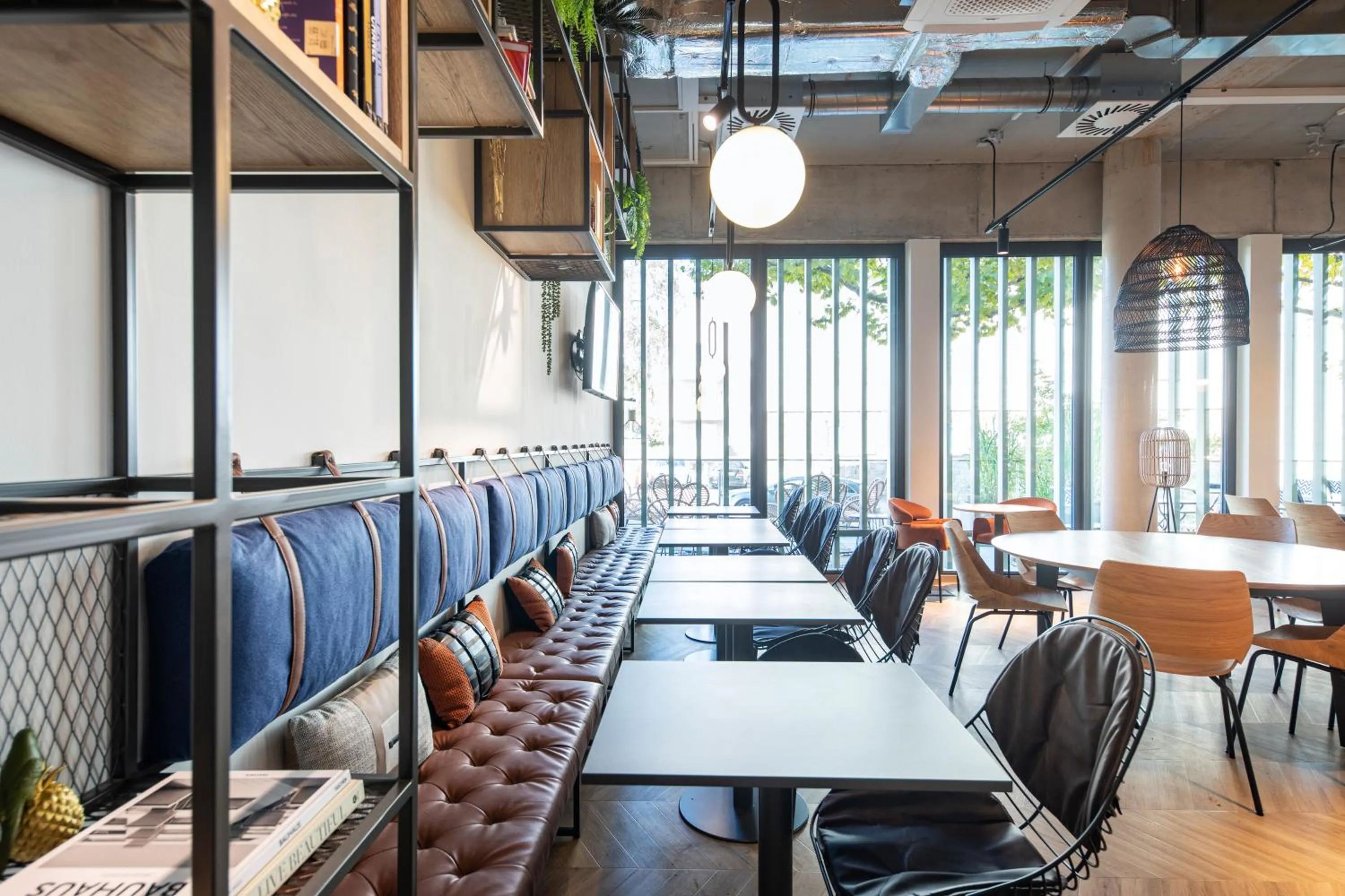 Restaurant/places to eat in LOGINN Hotel Waiblingen