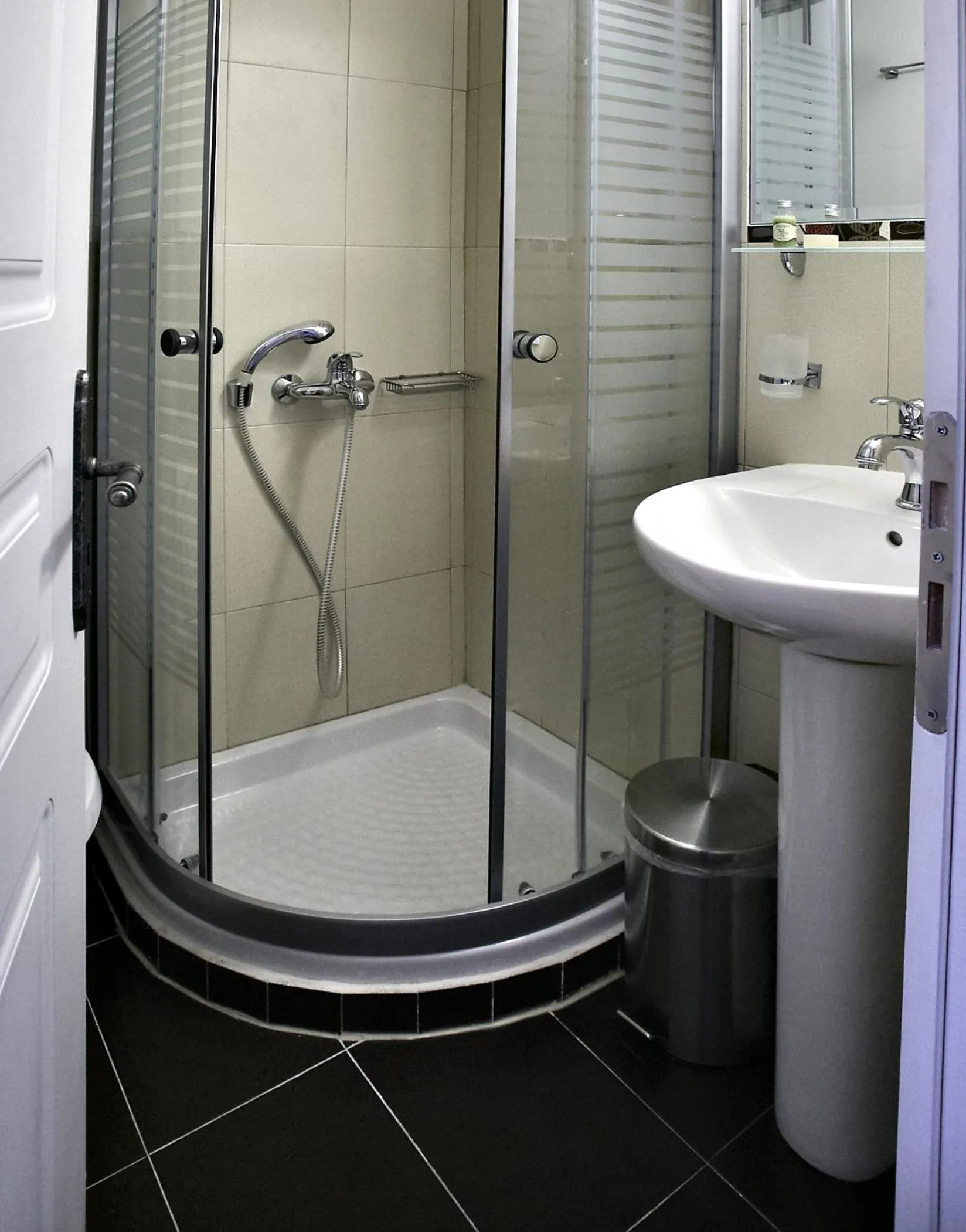 Bathroom in Isioni Pension