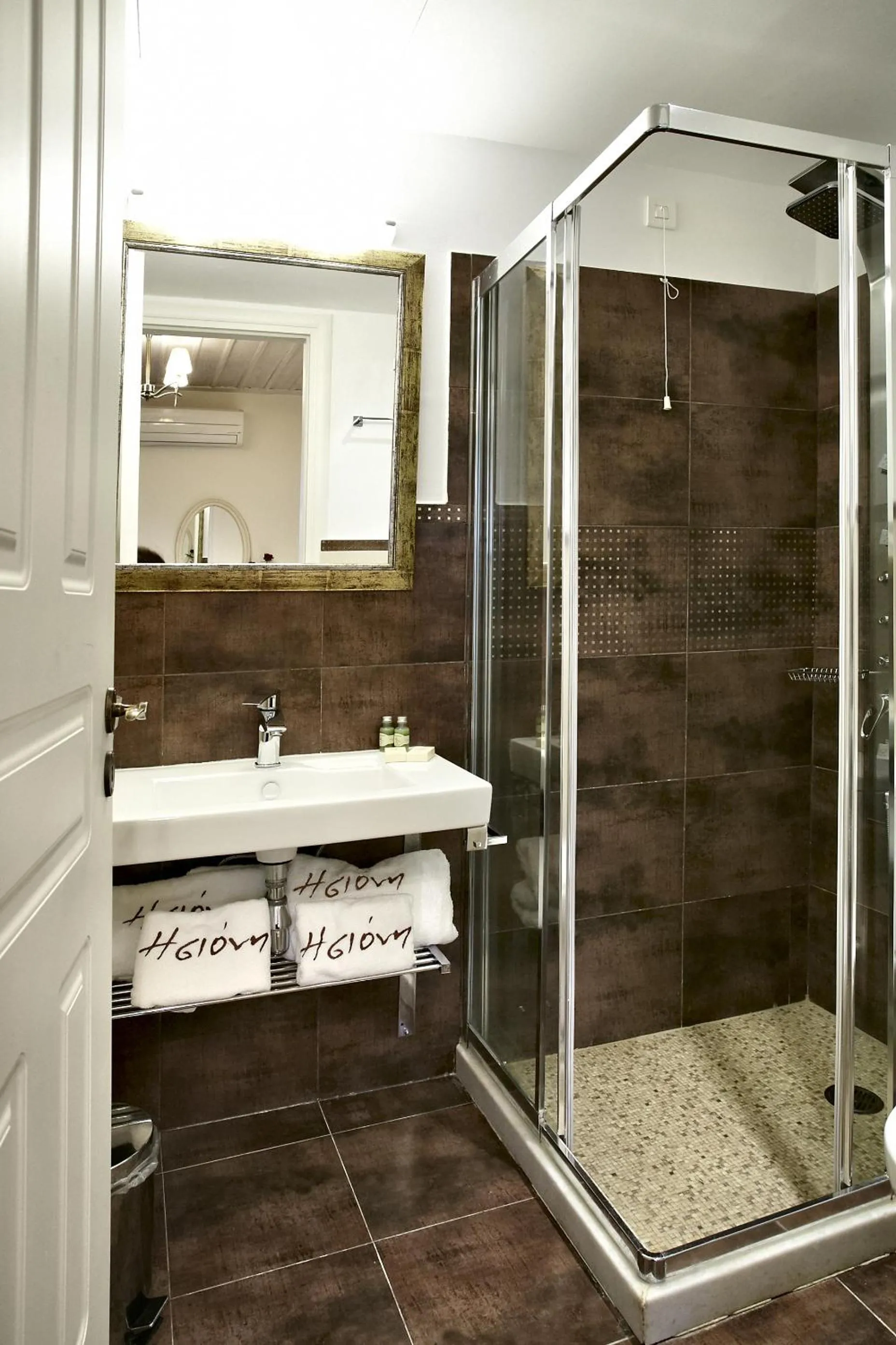 Bathroom in Isioni Pension