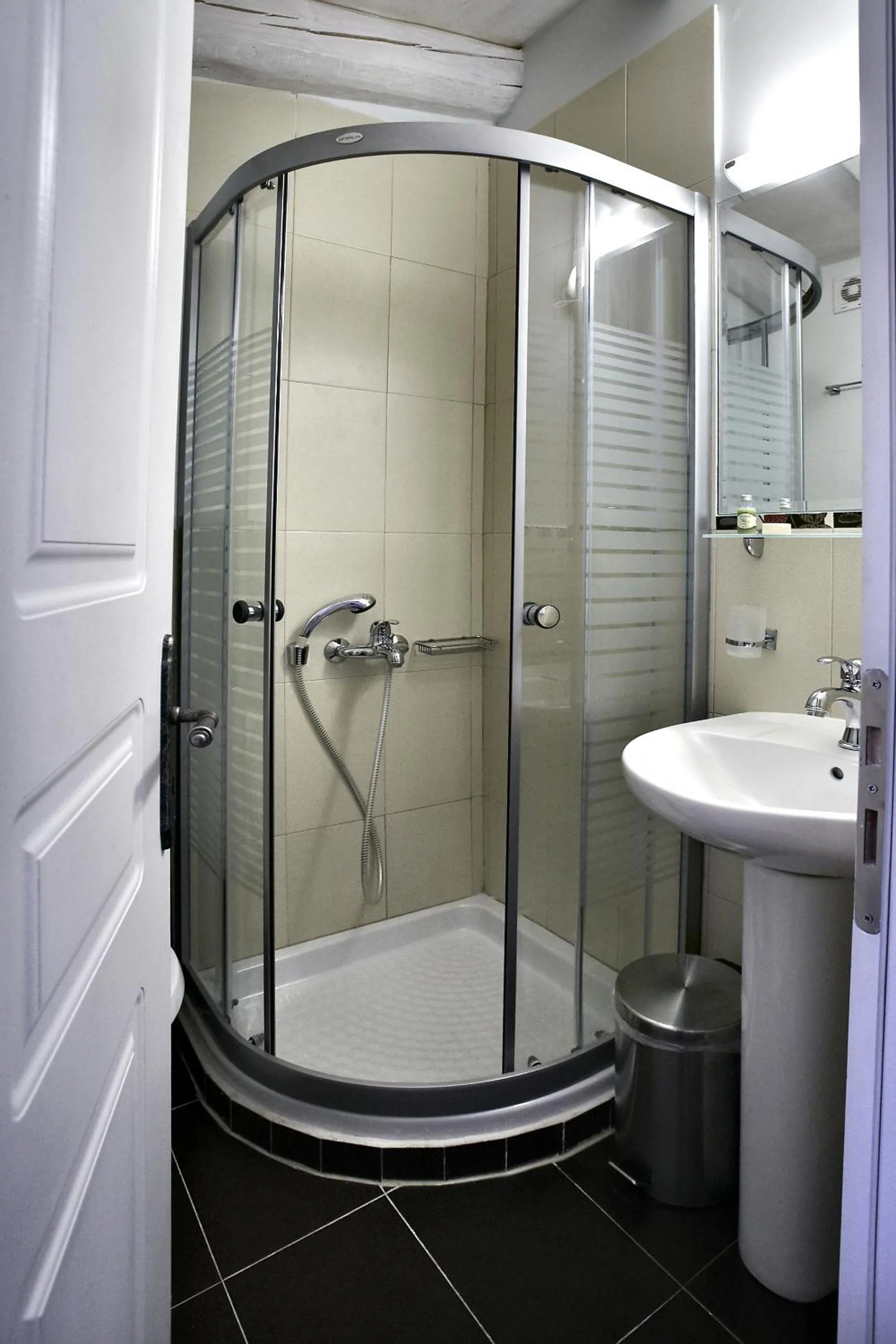 Bathroom in Isioni Pension
