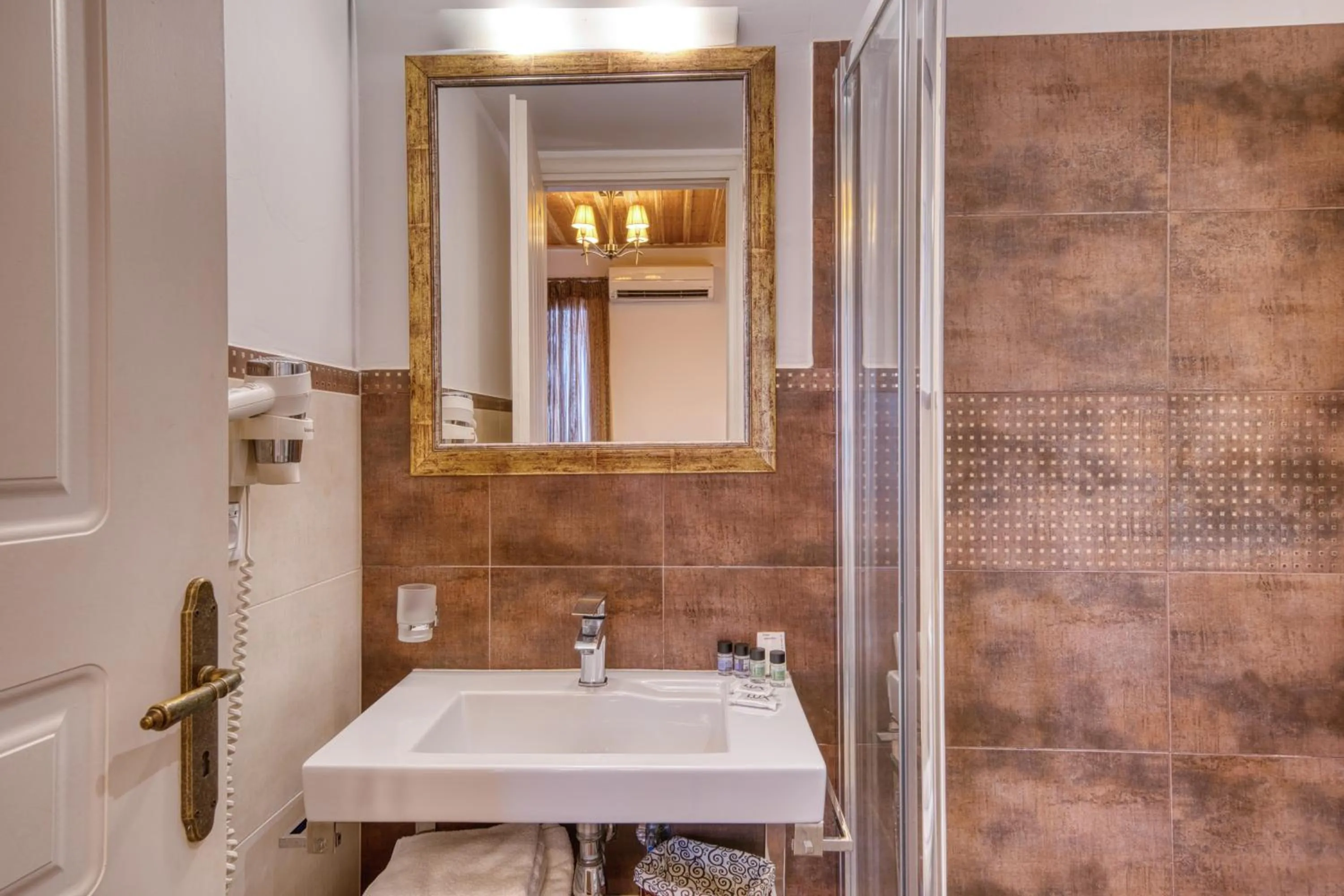 Shower in Isioni Pension