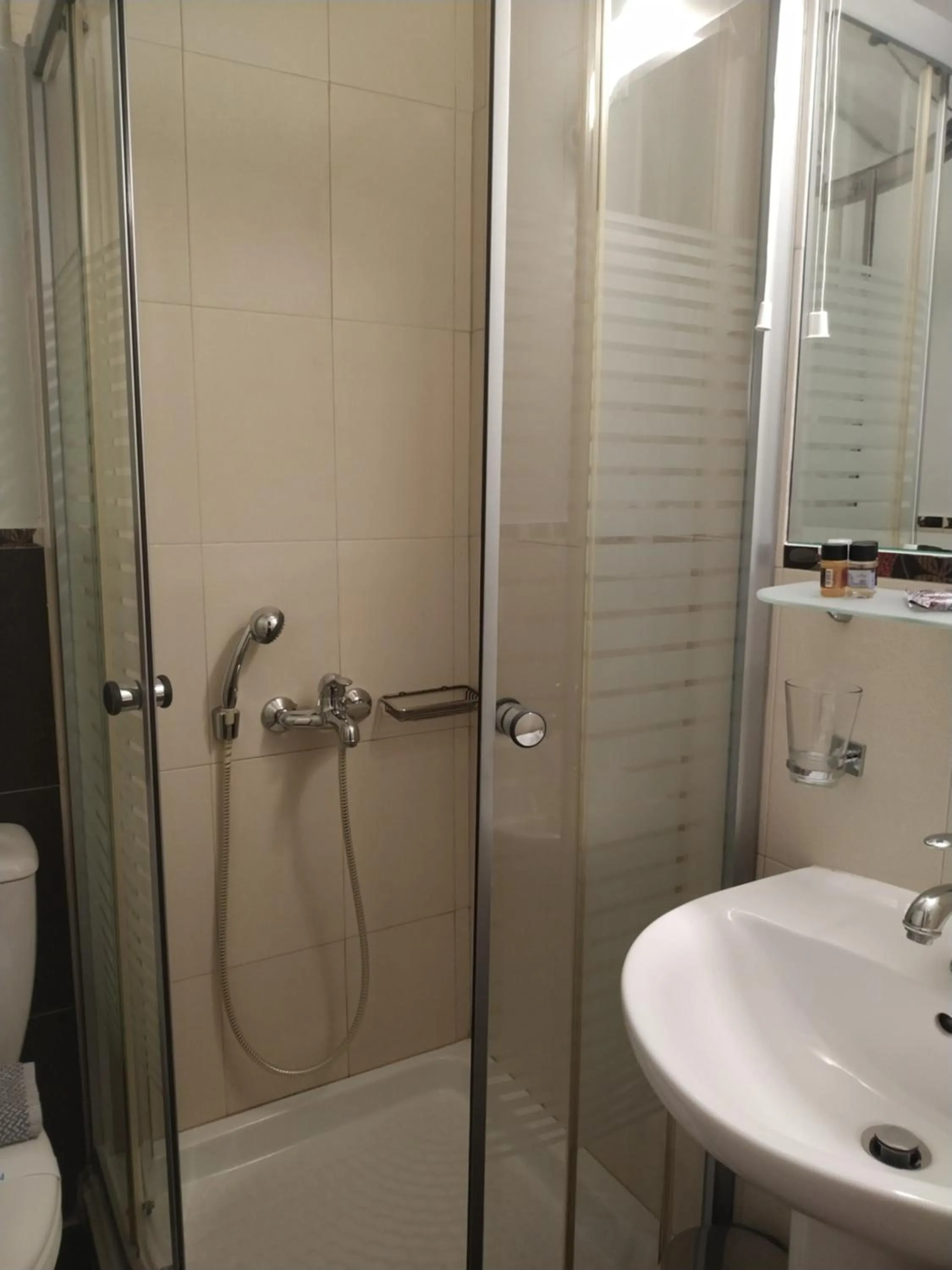Bathroom in Isioni Pension