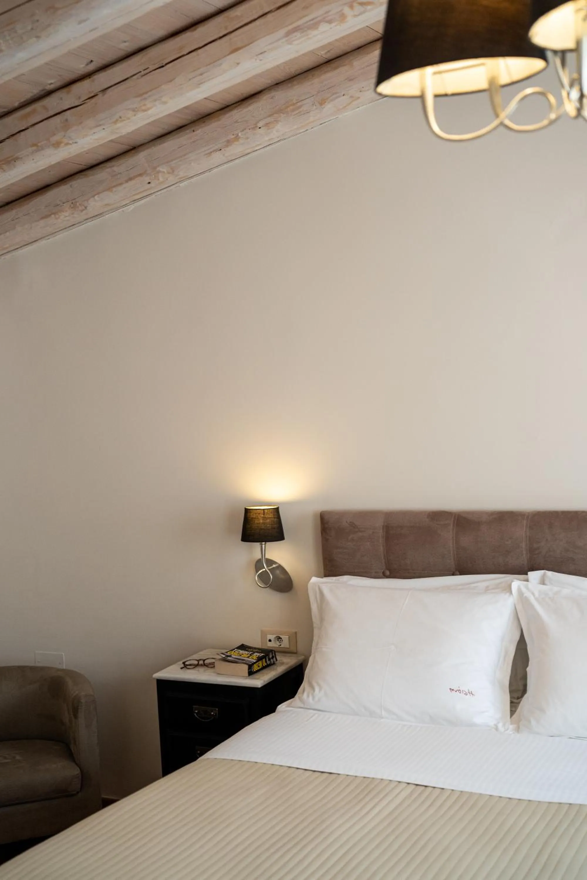 Decorative detail, Bed in Isioni Pension