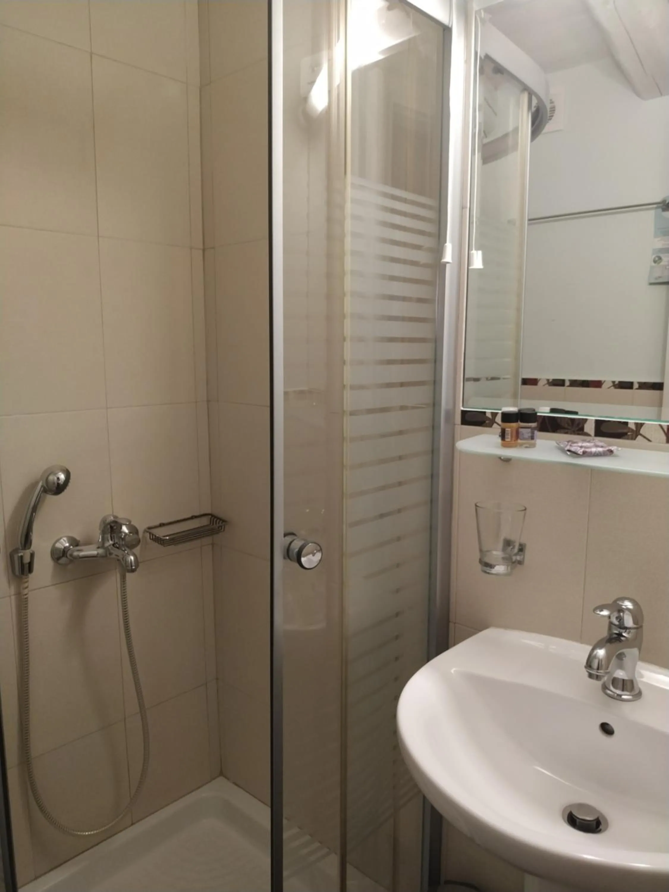 Bathroom in Isioni Pension