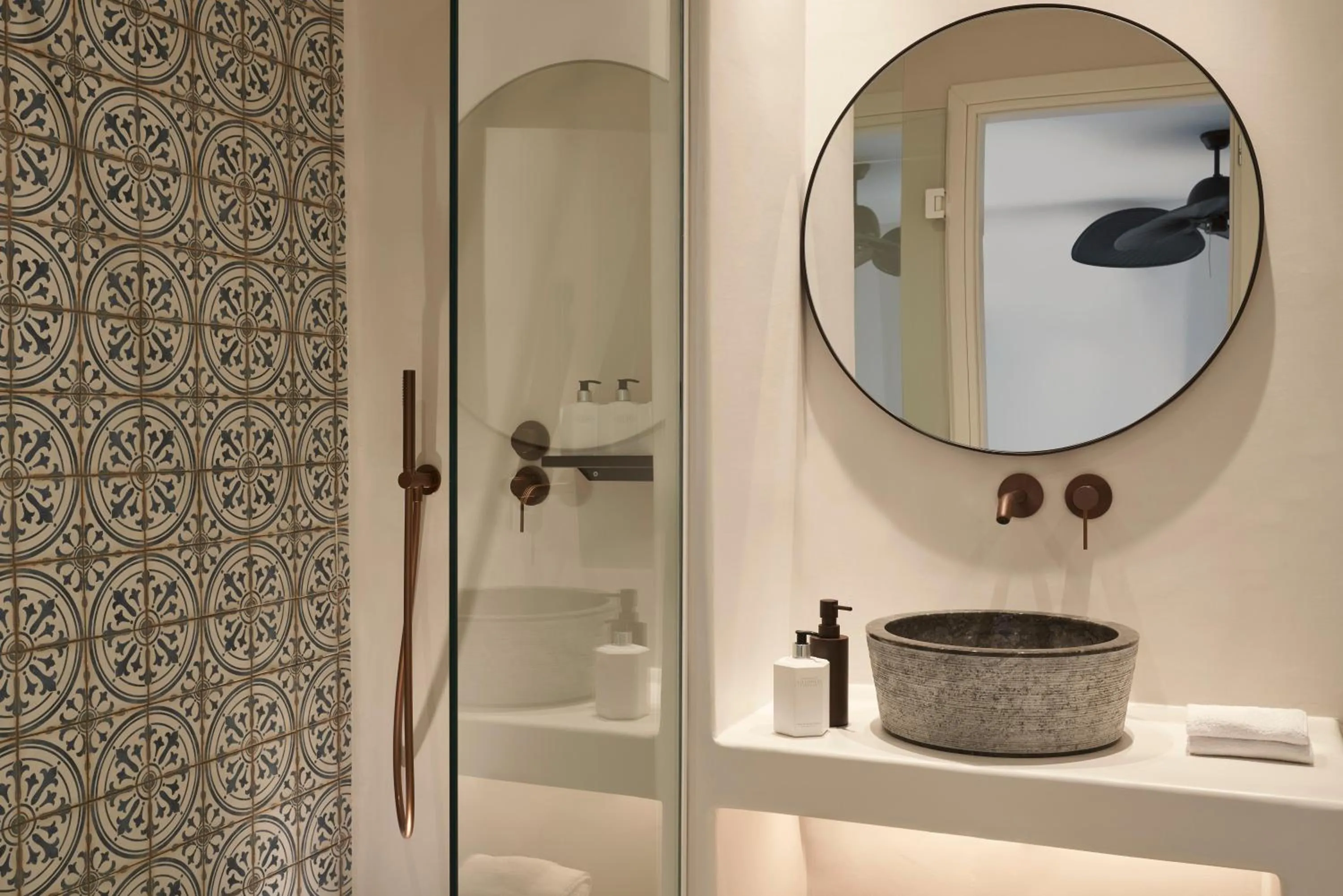 Bathroom in Andronis Minois