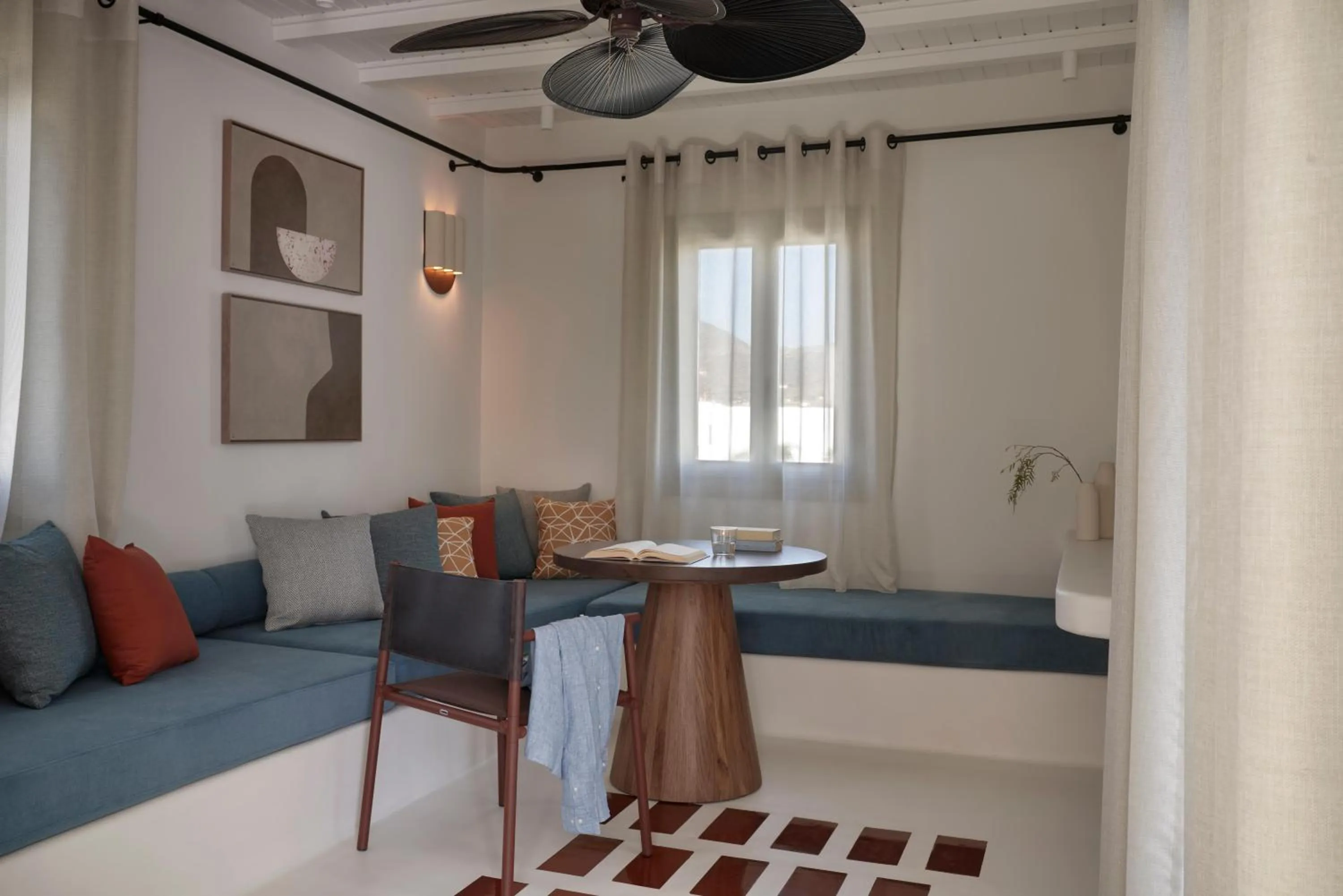 Photo of the whole room in Andronis Minois