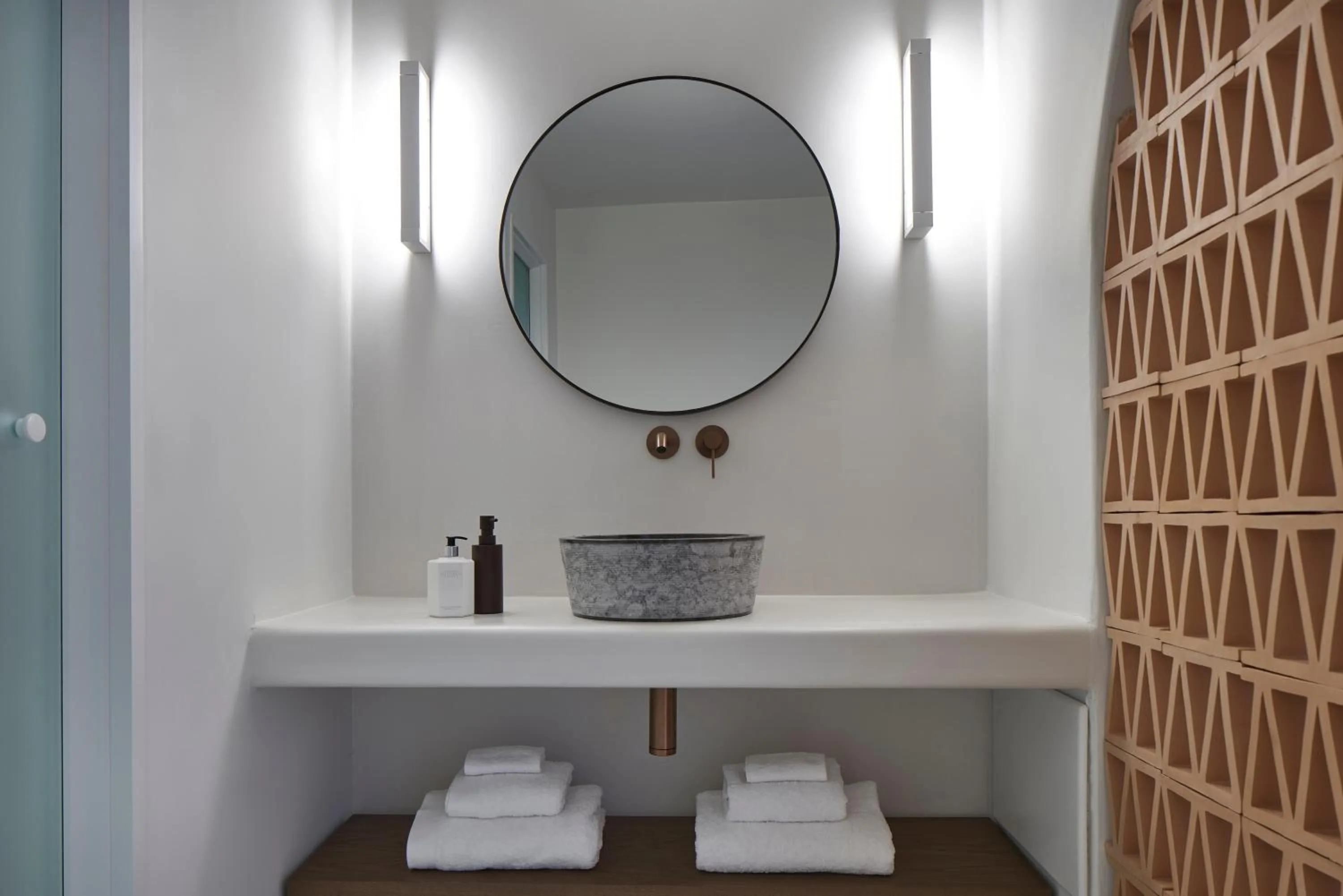 Bathroom in Andronis Minois