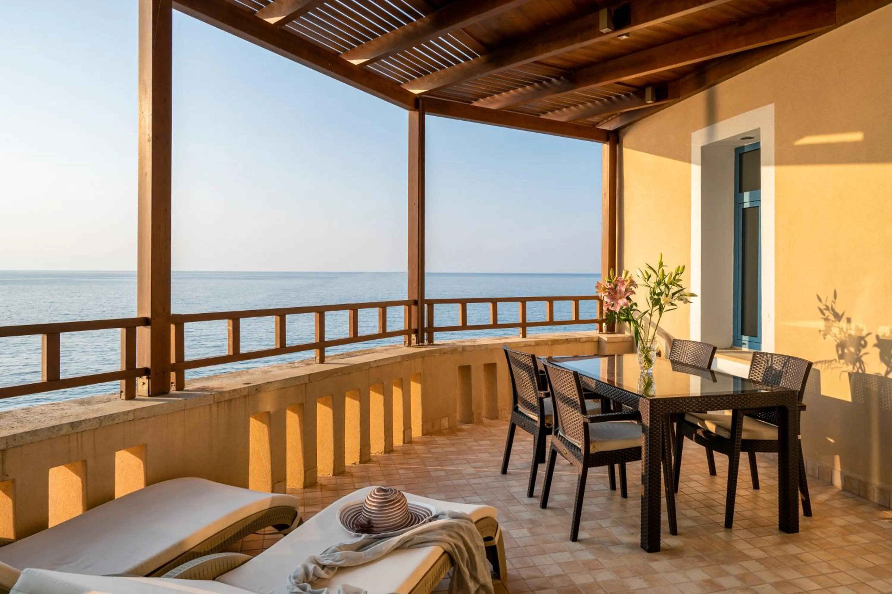 Captain's Grand Suite Three-Bedroom with Sea View in Captain's House Hotel Suites & Apartments