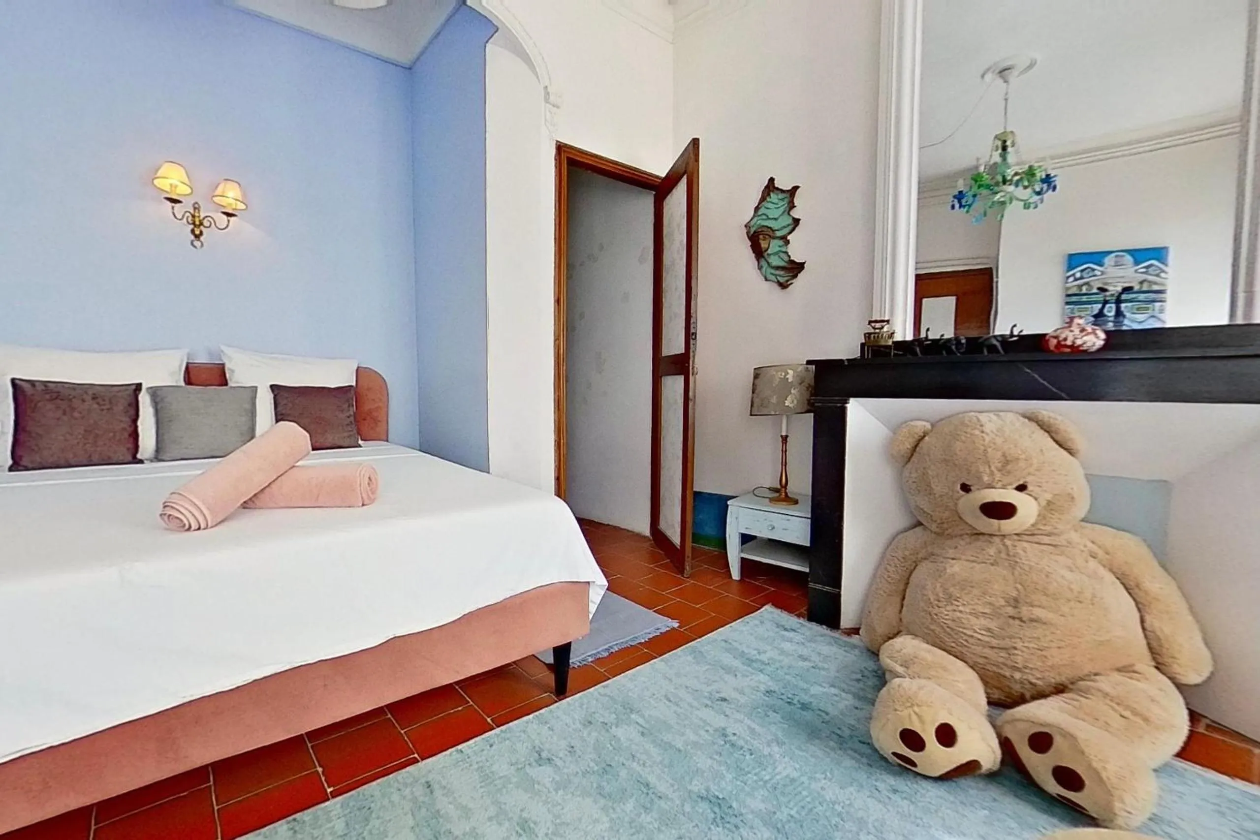 Bedroom, Bed in Les 2 Drôles d'Oiseaux