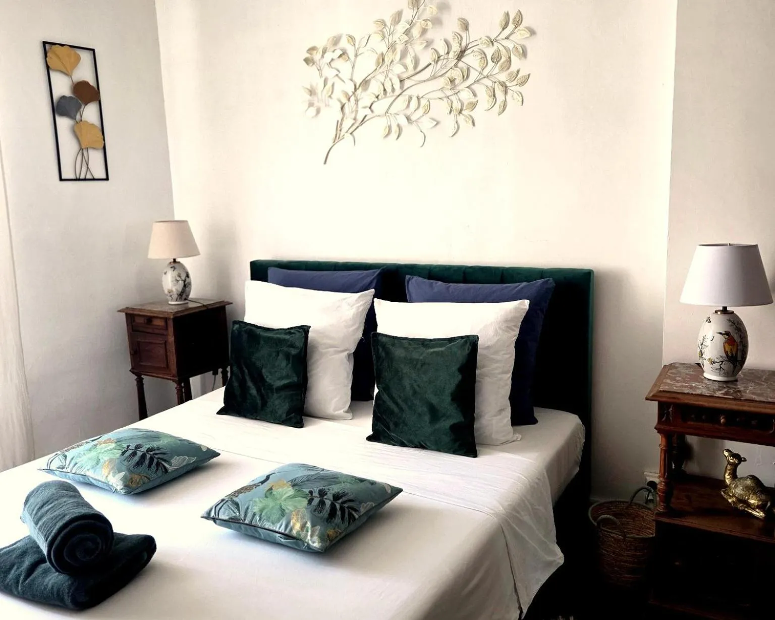 Bedroom, Bed in Les 2 Drôles d'Oiseaux