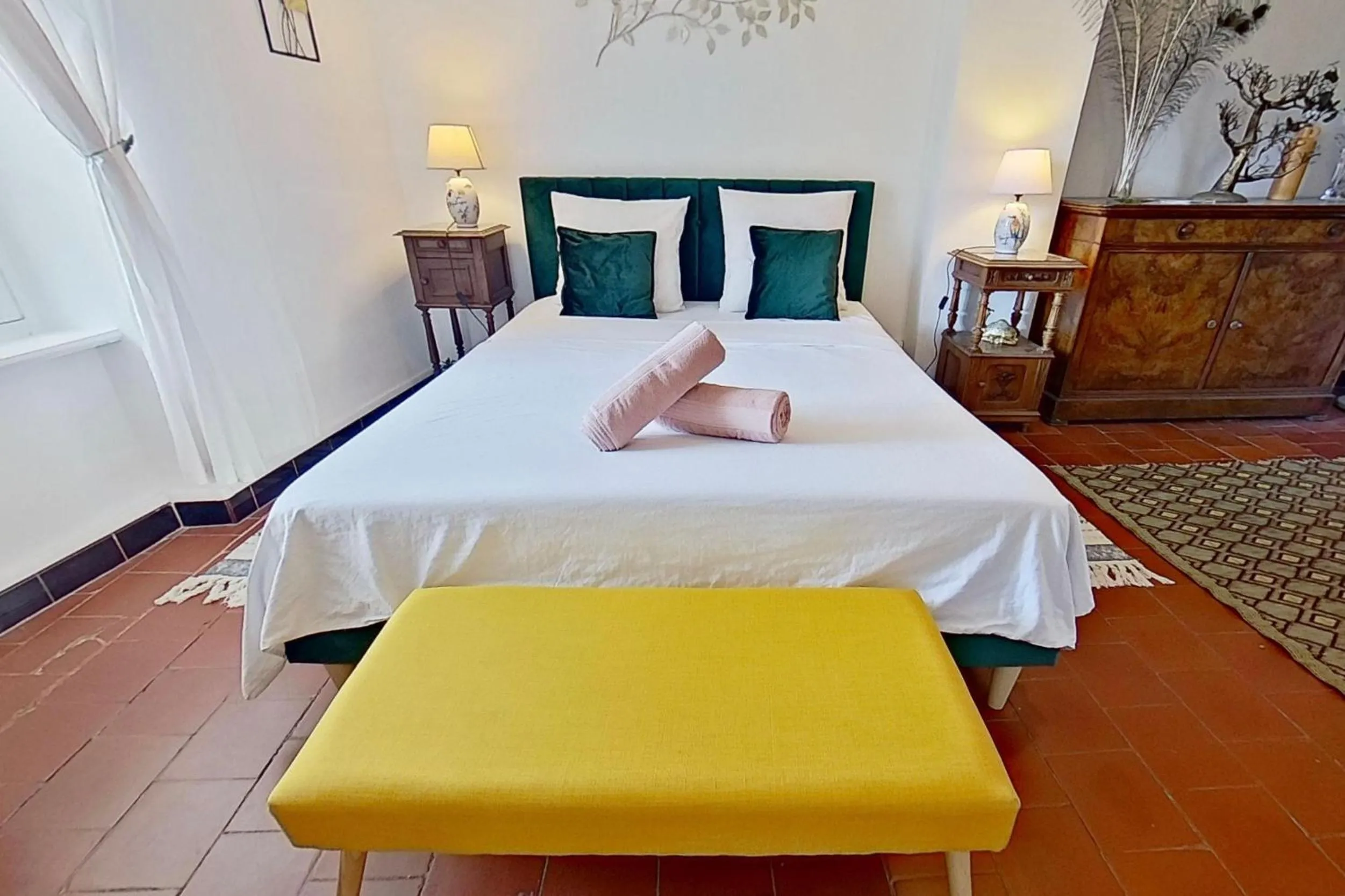 Bedroom, Bed in Les 2 Drôles d'Oiseaux