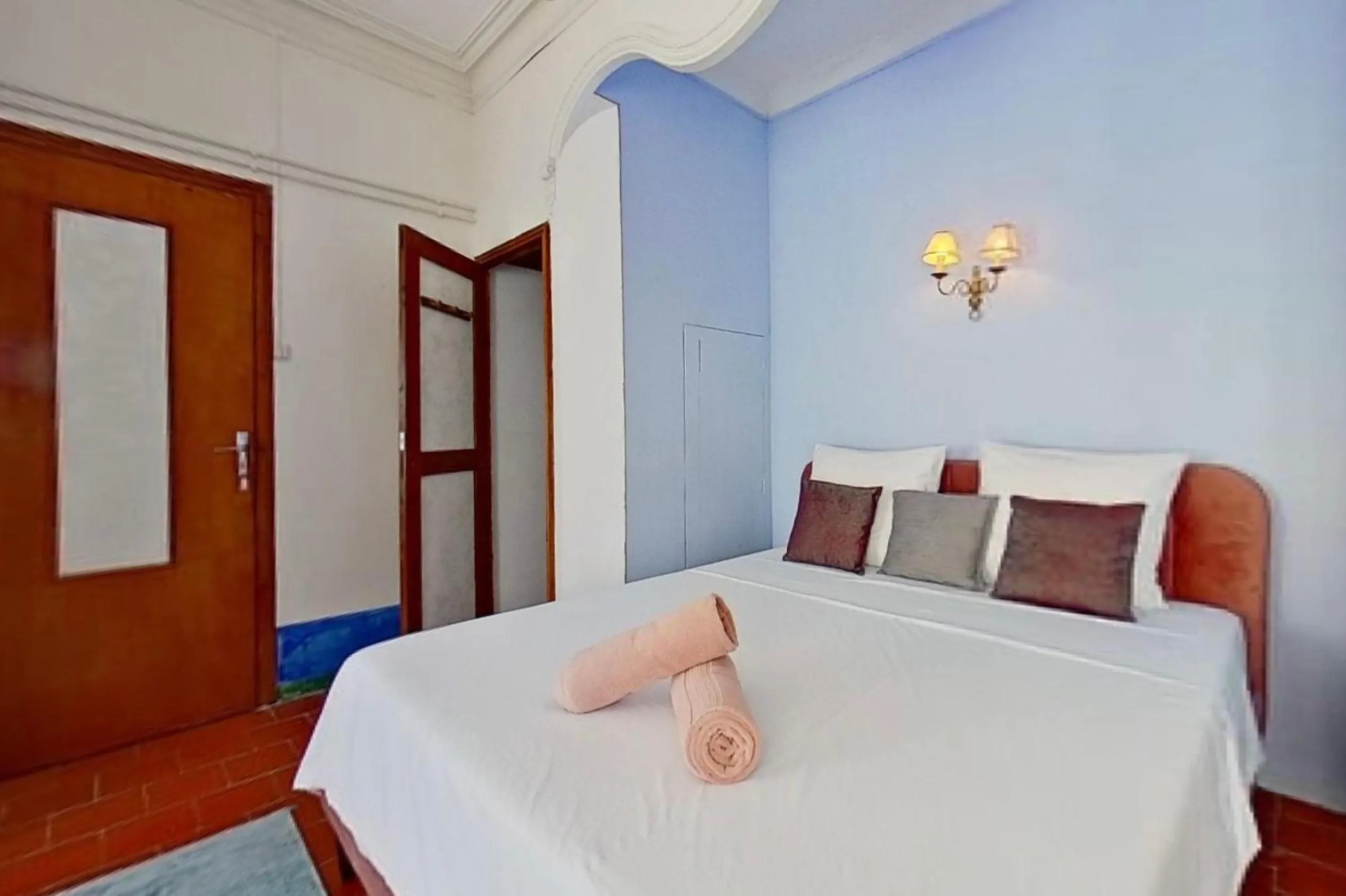 Bedroom, Bed in Les 2 Drôles d'Oiseaux