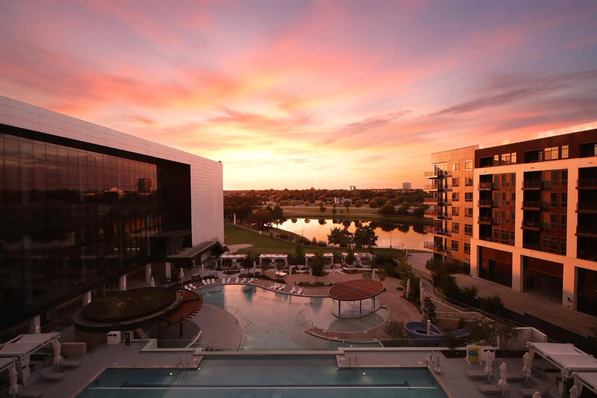 Swimming pool in Loews Arlington Hotel