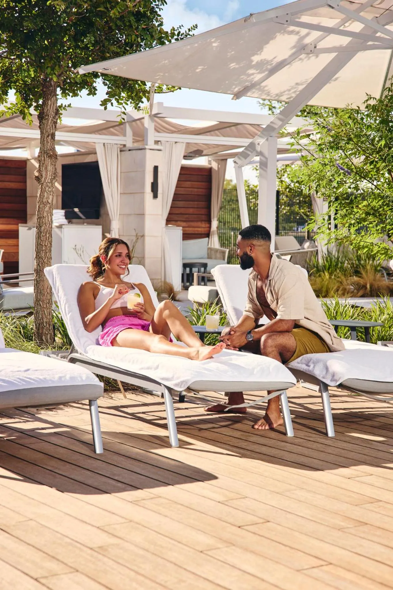 Swimming pool in Loews Arlington Hotel