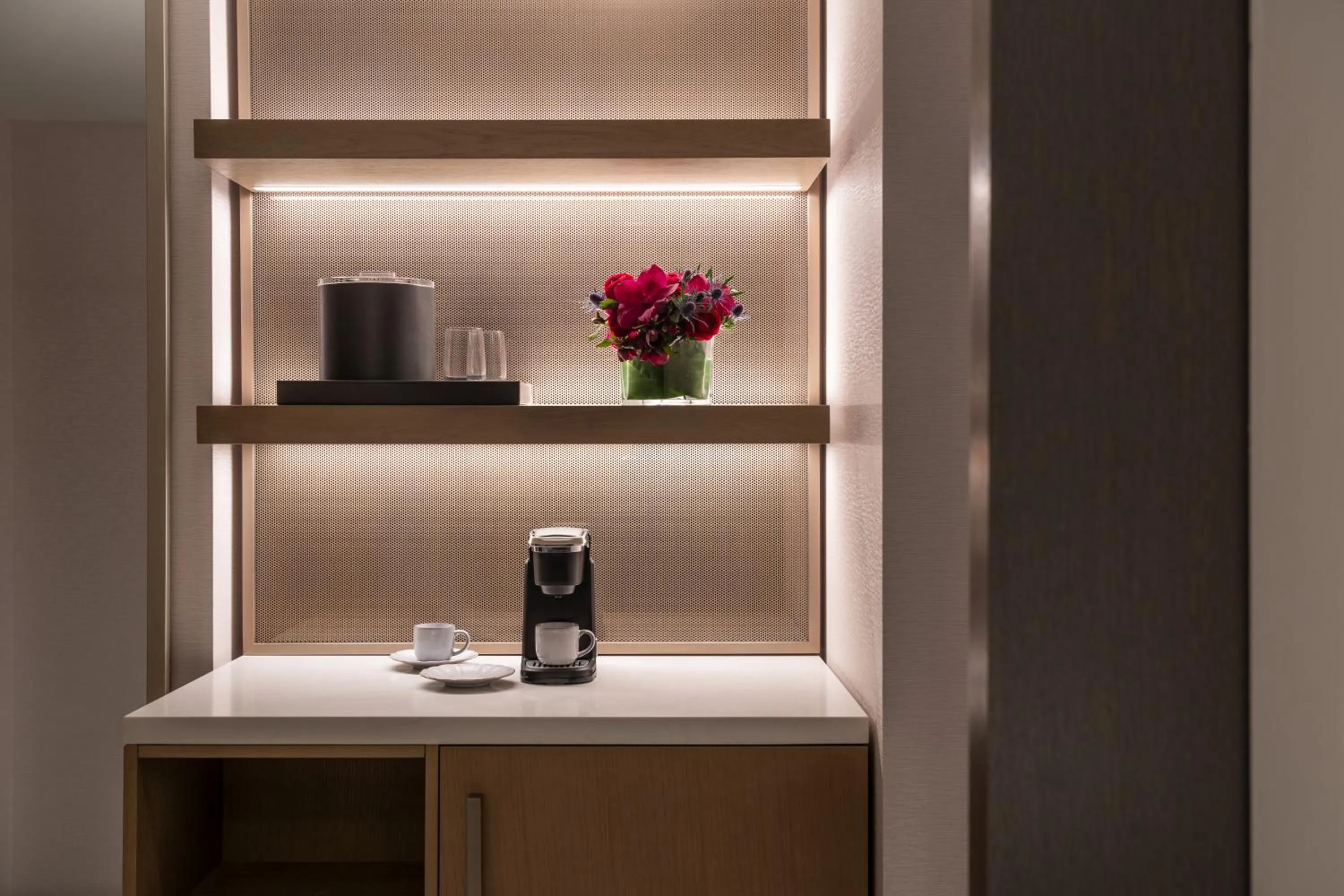 Coffee/tea facilities in Loews Arlington Hotel