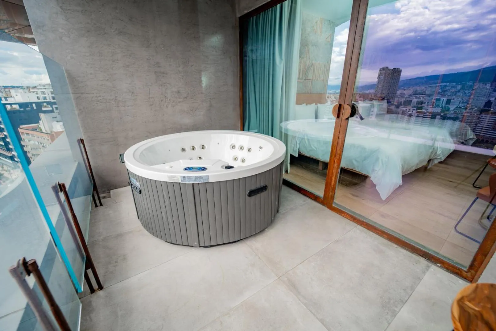 Hot Tub, Bed in GO Quito Hotel