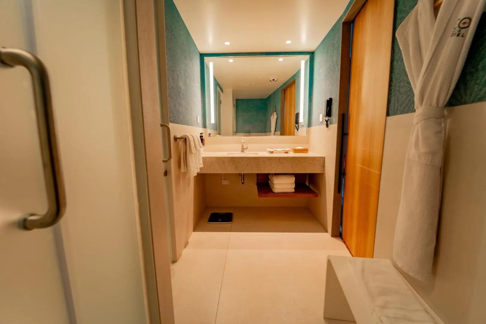 Bathroom, Bed in GO Quito Hotel