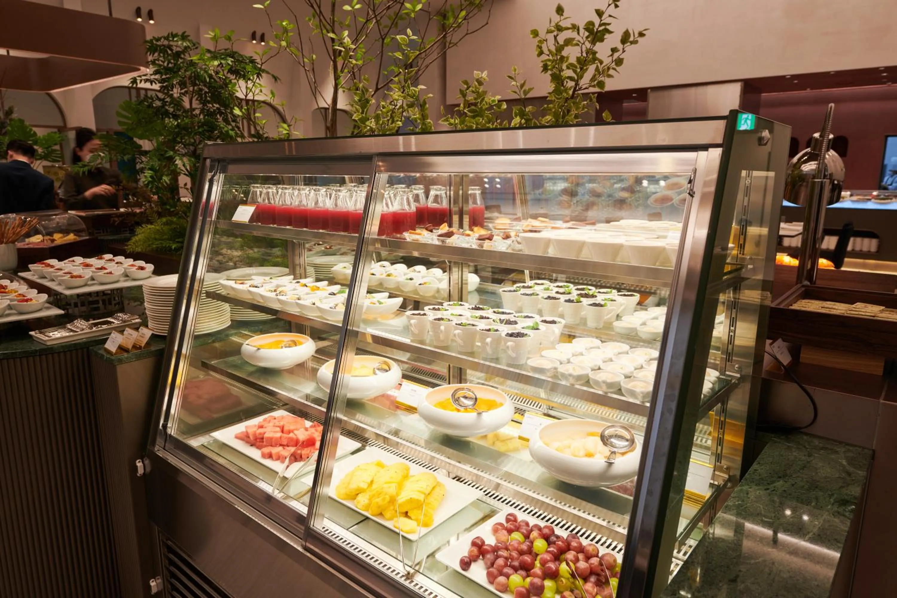 Restaurant/places to eat in Nine Tree Premier ROKAUS Hotel Seoul Yongsan